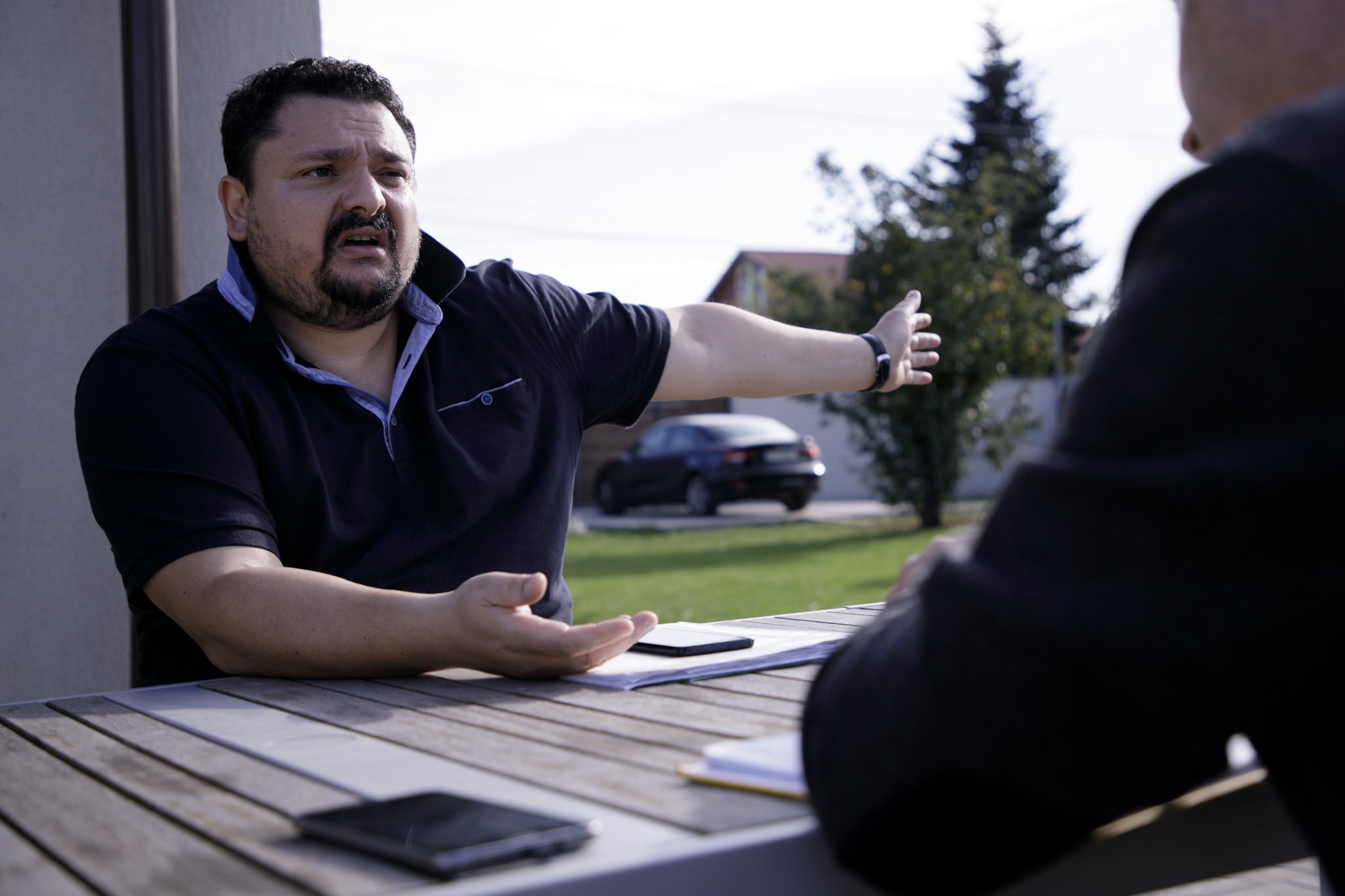 Un medic și-a părăsit casa din cartierul Străulești de frica unor vecini agresivi, pe care i-a reclamat că au construit ilegal o vilă. Bărbatul acuză: „Primarul și Poliția protejează interlopii”