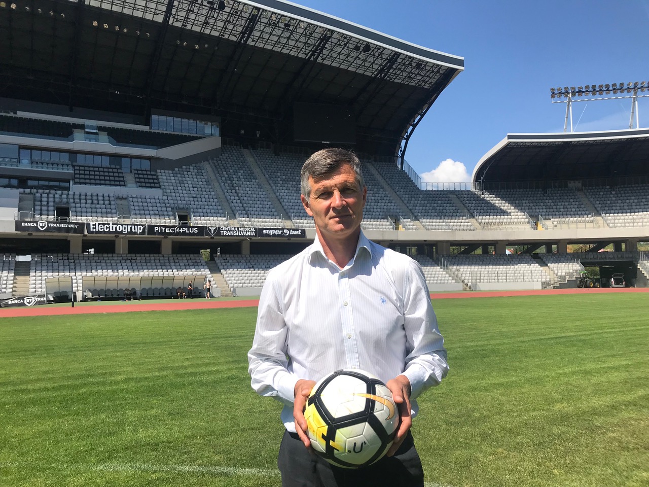 Ioan Ovidiu Sabău, fostul mijlocaș al ”Generației de Aur”, se pregătește pentru meciul cu legendele Barcelonei