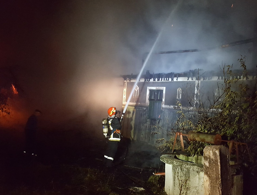 FOTO/ Casa artistei de muzică populară, Laura Lavric, mistuită de flăcări. Pompierii au intervenit cu șapte autospeciale