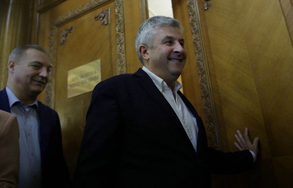 UPDATE. Dragnea insistă cu tăierea bugetelor serviciilor secrete: "Noi nu cerem aviz de la nimeni!". Ce spune despre plecările din partid