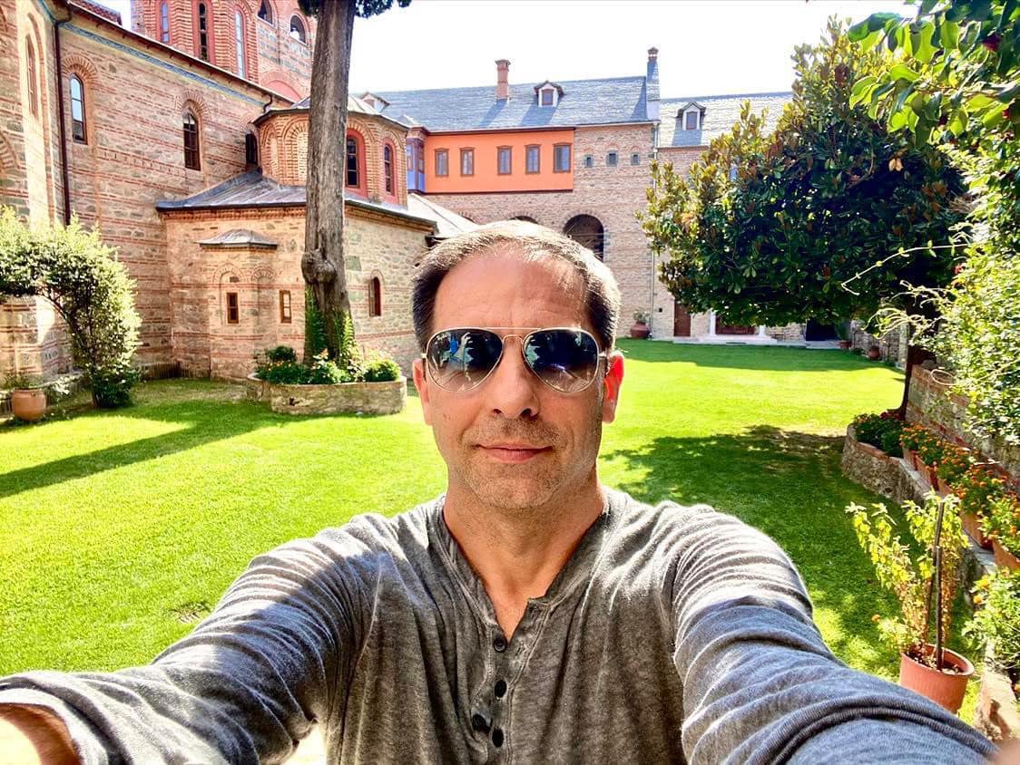 Dan Negru, despre oamenii care vin în pelerinaj în Londra la sicriul reginei Elisabeta a II-a: „Să nu-i mai ironizăm pe cei care stau la coadă la Catedrala Iașiului”