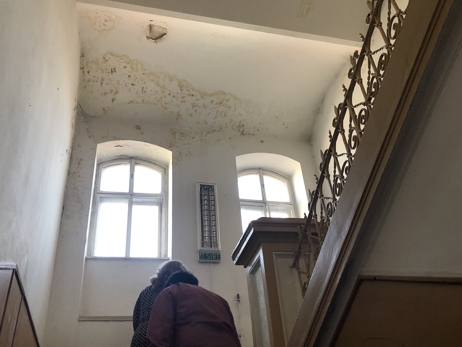 Peste 500 de elevi învață într-o școală fără acoperiș, în Timișoara. Clădirea distrusă de o furtună, în septembrie 2017, nu a fost reparată nici până acum!