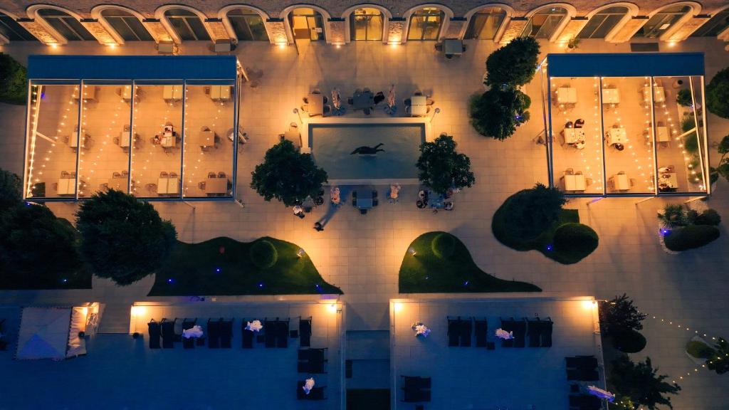 Cât costă o noapte de cazare în hotelul lui Gică Hagi din Mamaia în plin sezon estival 2025. Locația, renovată recent cu 2 milioane de euro