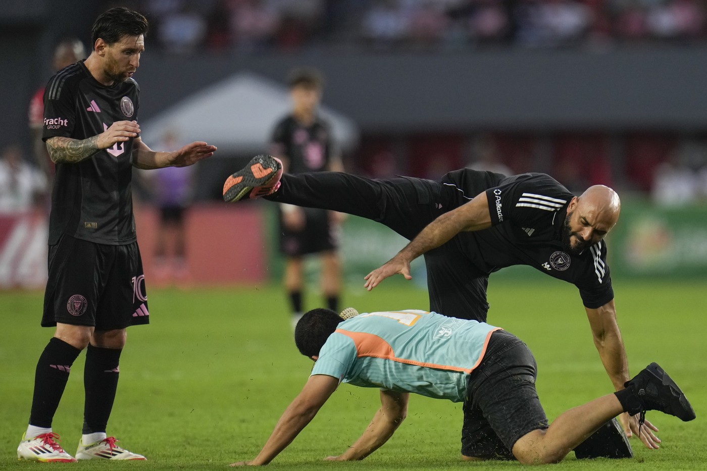 Bodyguardul lui Messi, făcut KO de un fan, pe terenul de fotbal: Cum a reacționat după ce a fost pus la pământ. Imagini virale