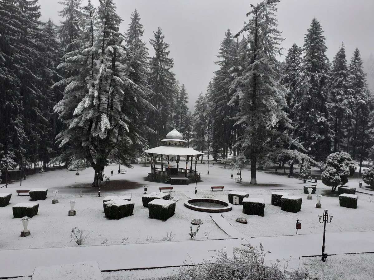 Ninge ca-n povești la Slănic Moldova. E cod galben de ninsori în mai multe județe din țară | VIDEO