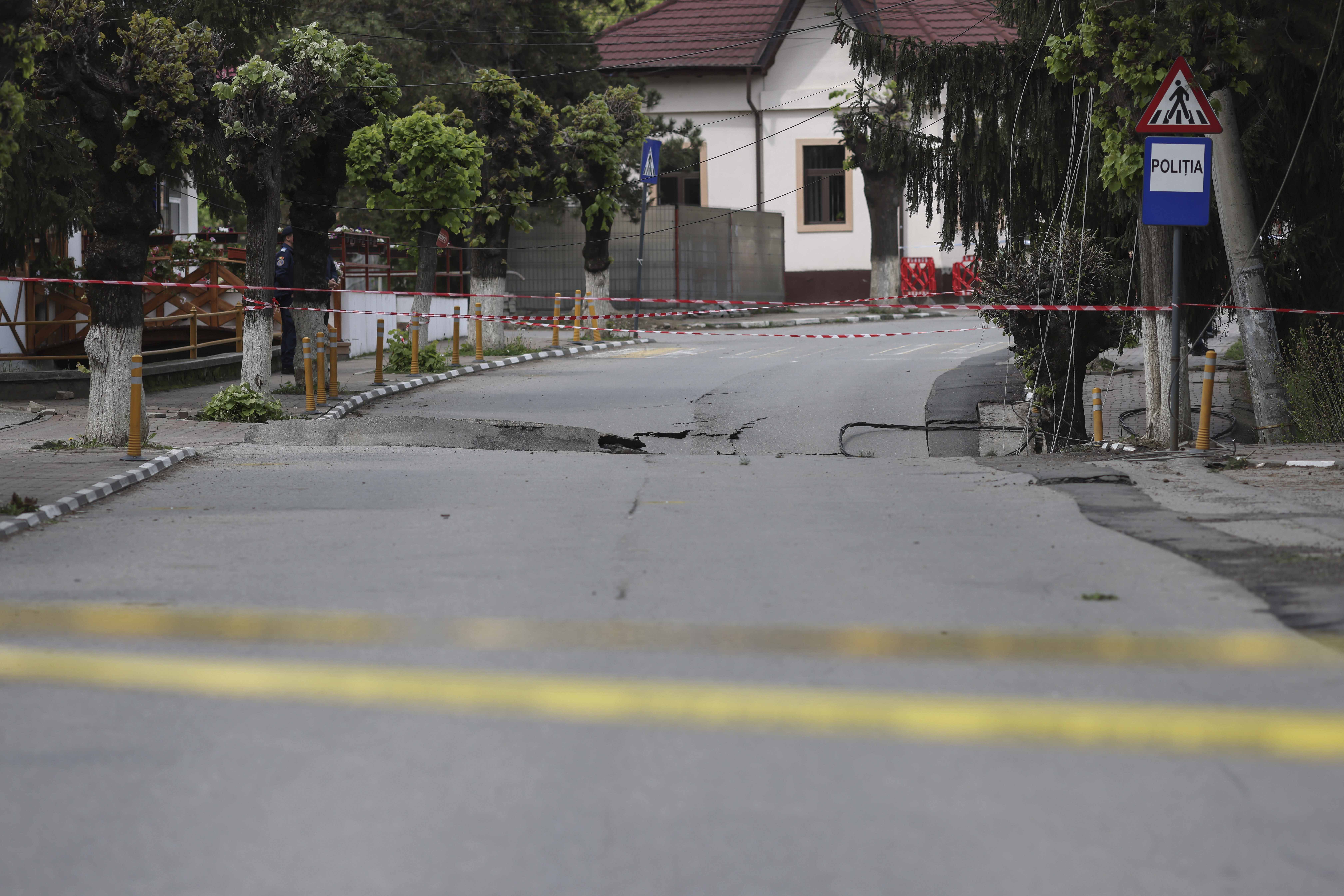 Strada surpată din Slănic Prahova. Prefectul: „Am auzit fel de fel de supoziții. Nu se cunosc, deocamdată, cauzele evenimentului”