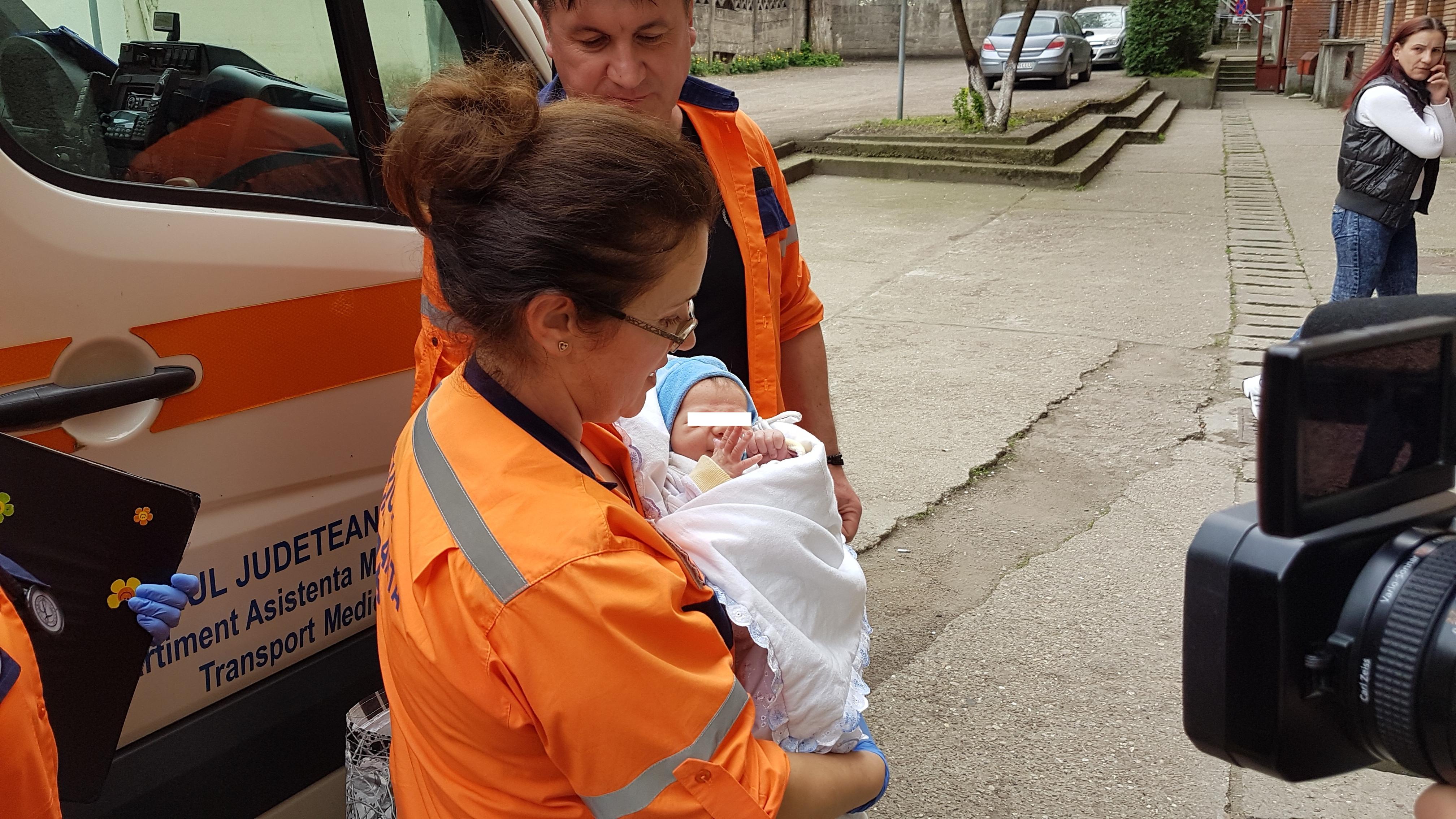 INCREDIBIL! Copil abandonat într-o plasă, în Arad! GALERIE FOTO