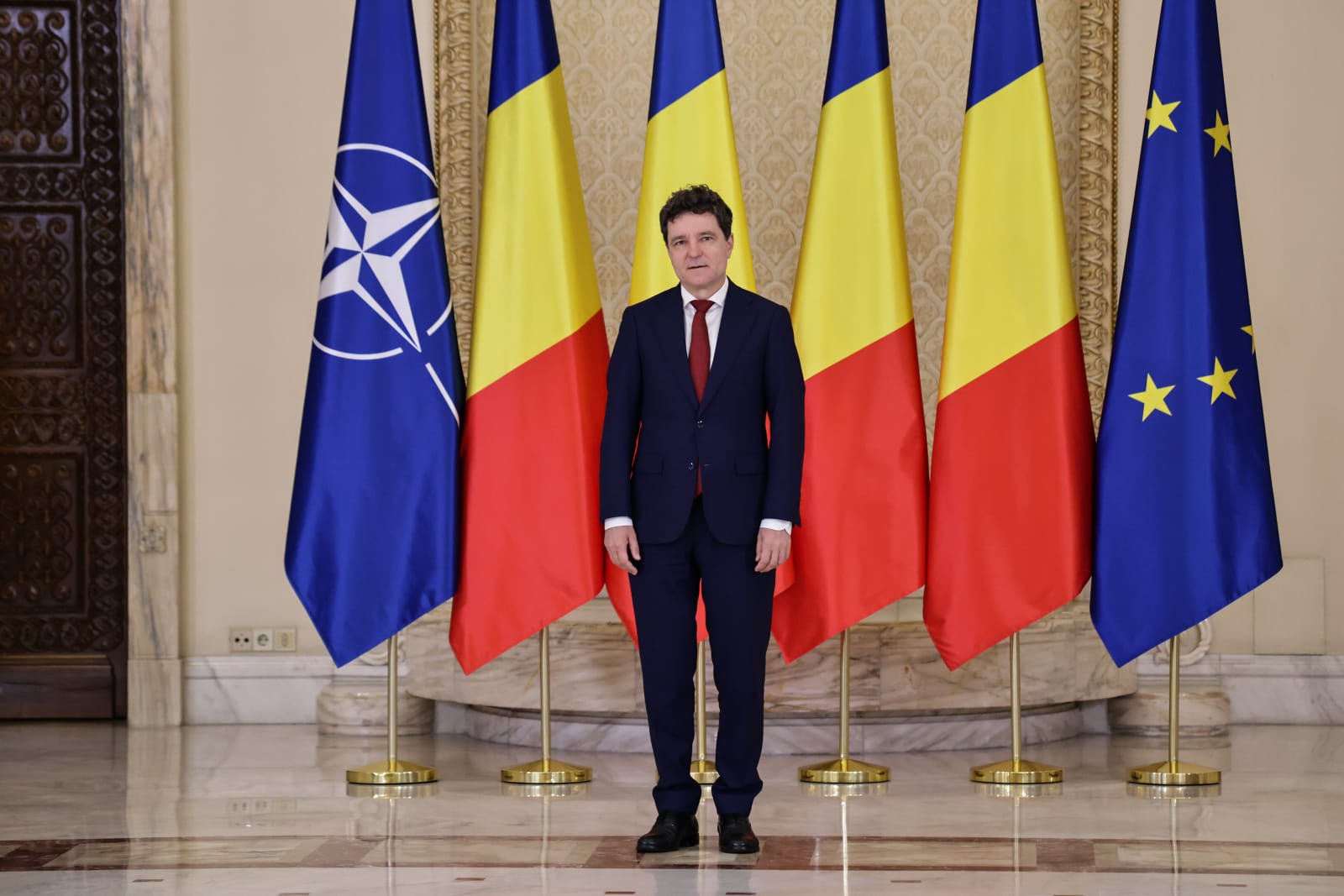 Trei noi judecători la CCR. Dacian Dragoş, Csaba Asztalos şi Mihai Busuioc au depus jurământul la Cotroceni. Cine sunt cei 9 judecători ai Curții