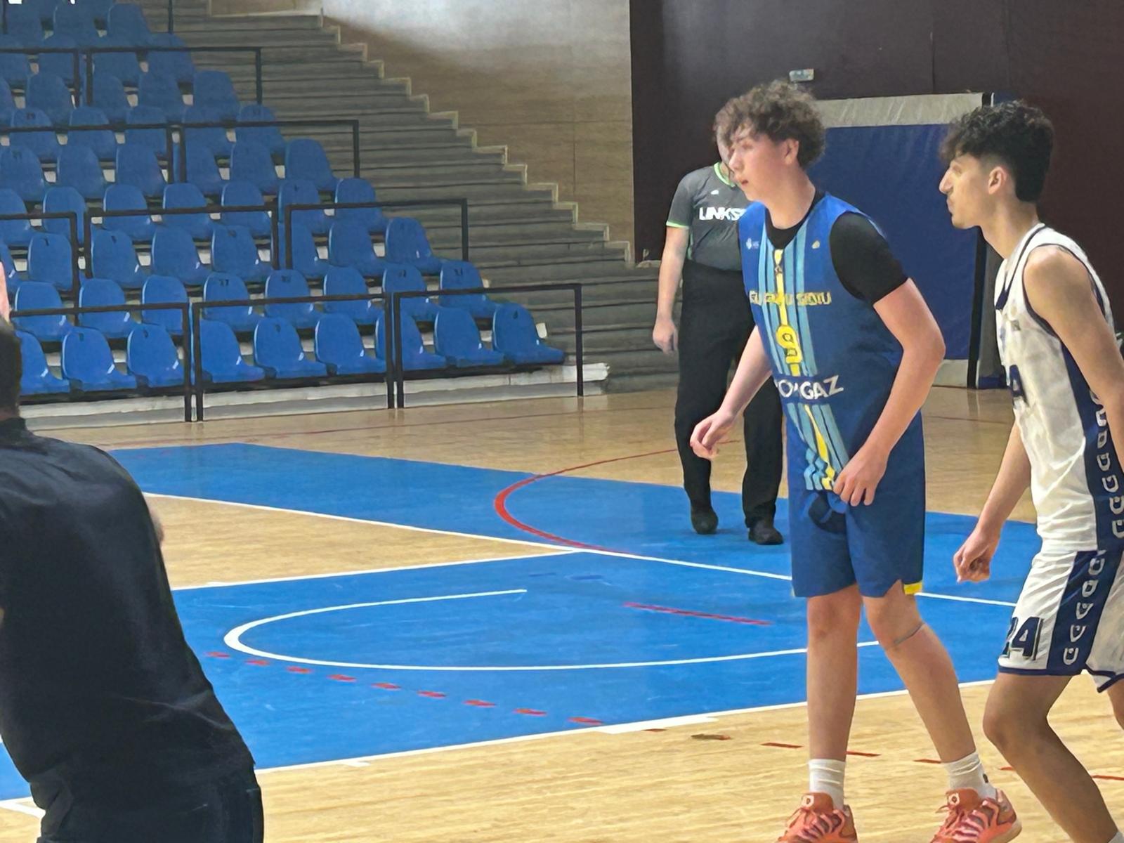 Povestea teribilă a tânărului baschetbalist Filippos Nikolaidis de la CSU Andu Sibiu. Mama lui, marea voleibalistă Ruxi Dumitrescu, a murit în 2024, tatăl, Alex, triplu campion mondial de taekwondo pentru Grecia, a fost răpus de o boală cruntă în 2022