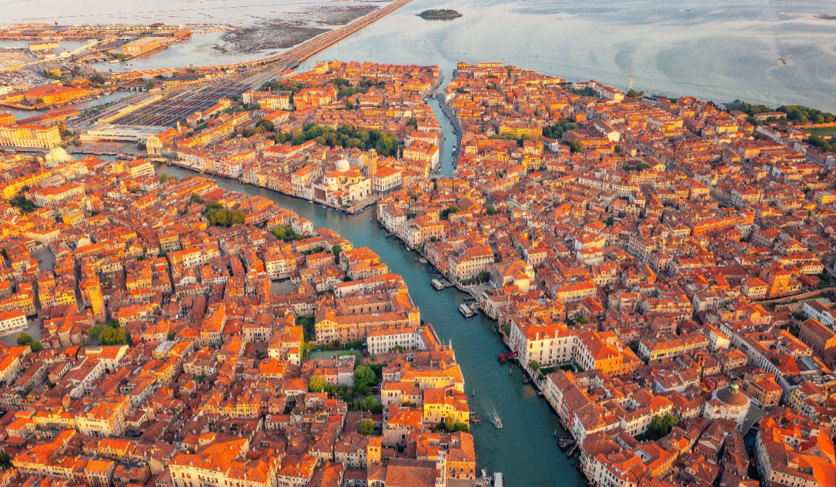 O greșeală banală i-ar fi putut aduce o amendă de 100 de euro unei turiste în cel mai popular oraș din Italia: cum a evitat femeia sancțiunea