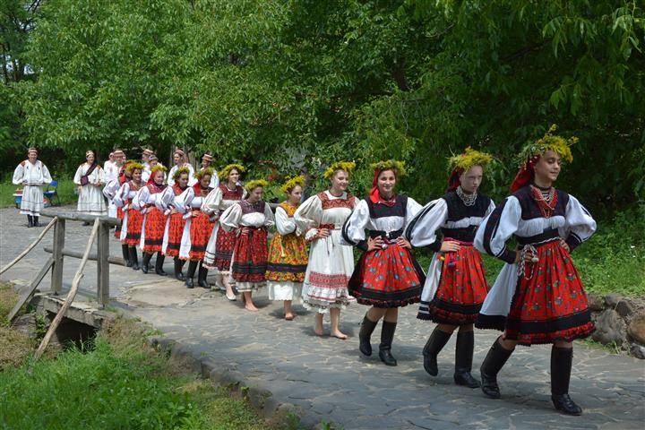 Ziua Universală a Iei | Actorul Toma Cuzin din Las Fierbinți a defilat în cămașă românească în satul lui Brâncuși
