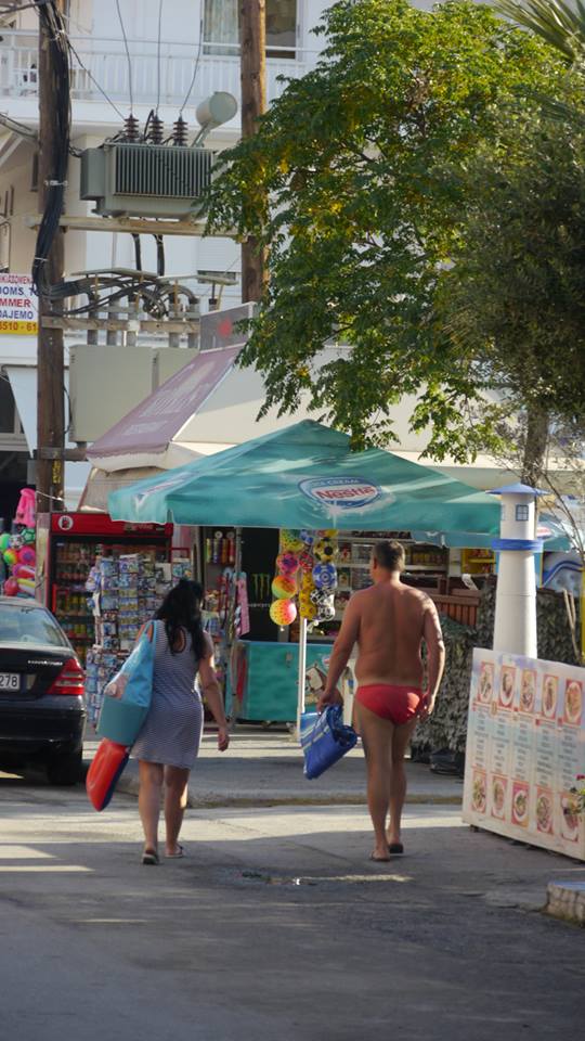 FOTO EXCLUSIV/ România a cucerit Paralia! Ciorbă de burtă și mici la tavernă, bere la pet pe plajă!