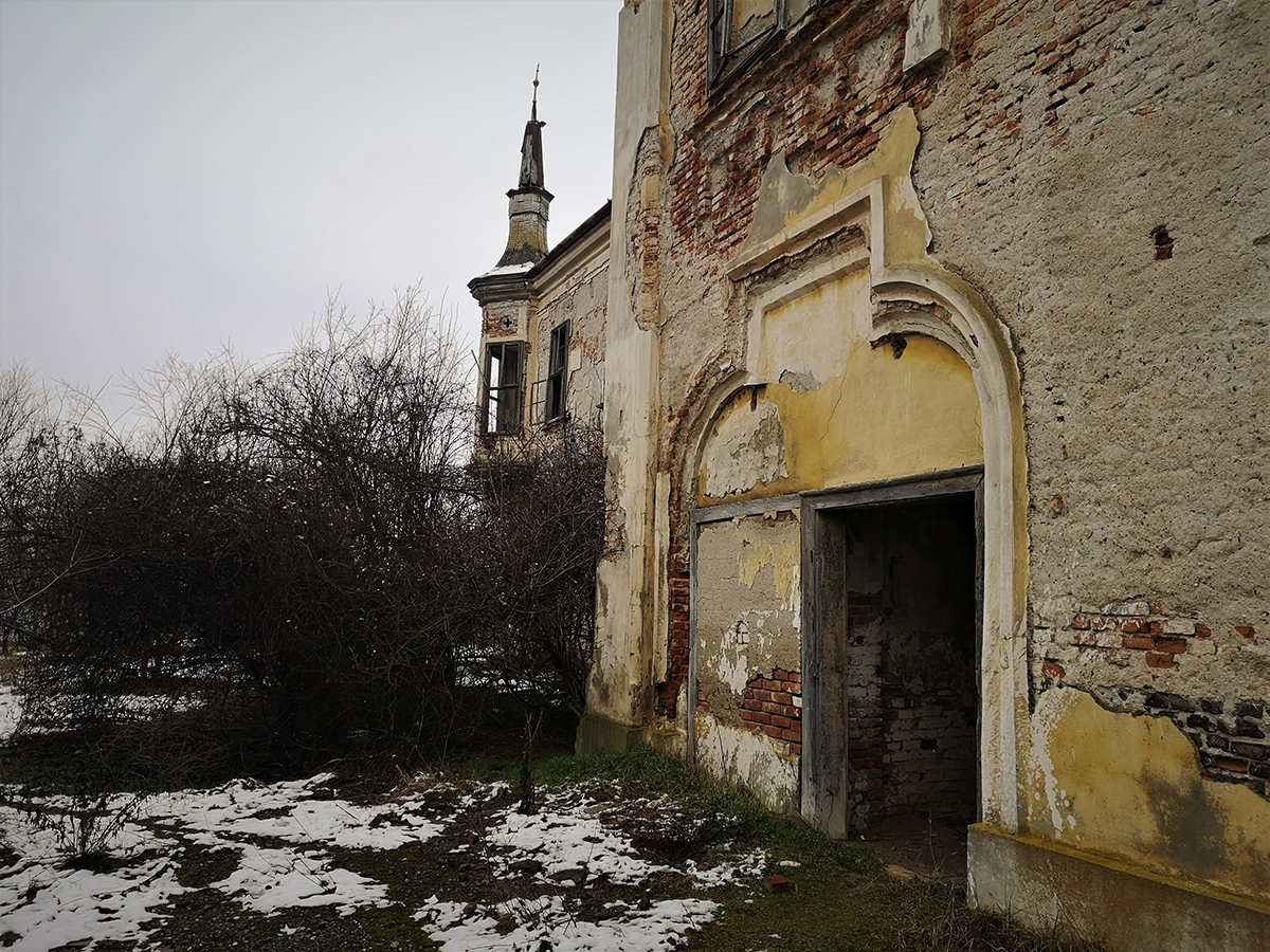 REPORTAJ. Un castel vechi de secole, din Ardeal, lăsat în voia sorții de beneficiarii retrocedării și de autorități: „Nu sunt fantome aici, doar sărăcie!”