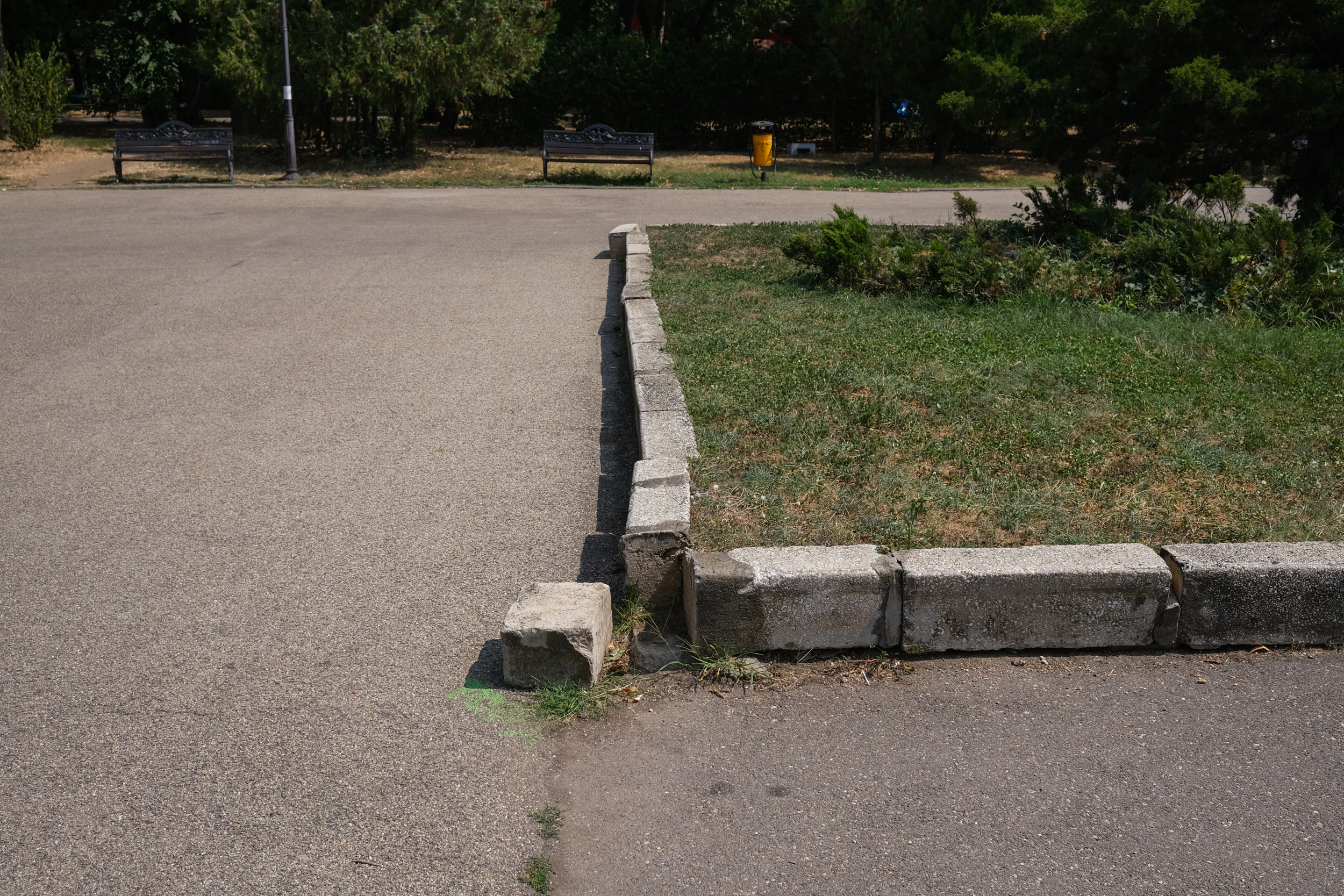 Parcul Herăstrău, degradarea continuă. Bănci rupte, iarbă lipsă, alei crăpate și arteziene fără apă