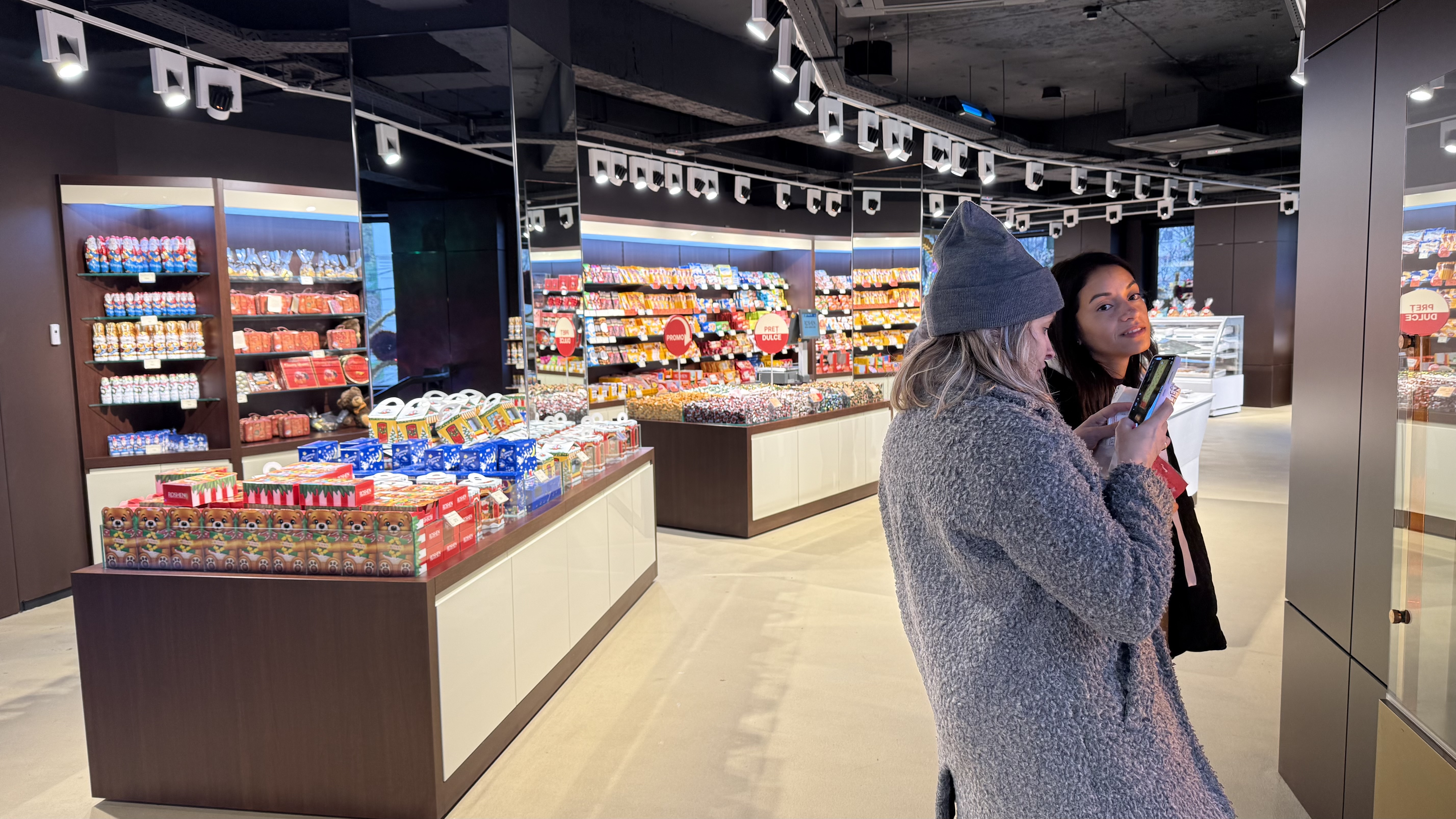 Noul templu al dulciurilor din București. Peste 300 de sortimente de produse. Cât costă și de ce toată lumea vorbește despre magazinul de la Piața Unirii