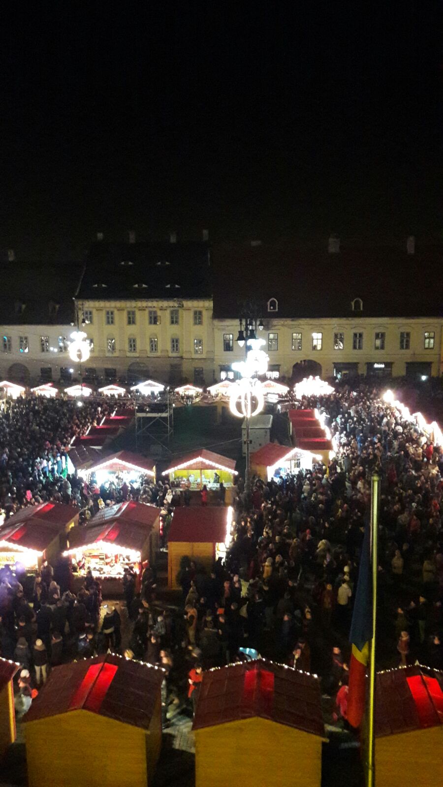 Peste 10.000 de oameni au fost prezenți la deschiderea Târgului de Crăciun din Sibiu | GALERIE FOTO