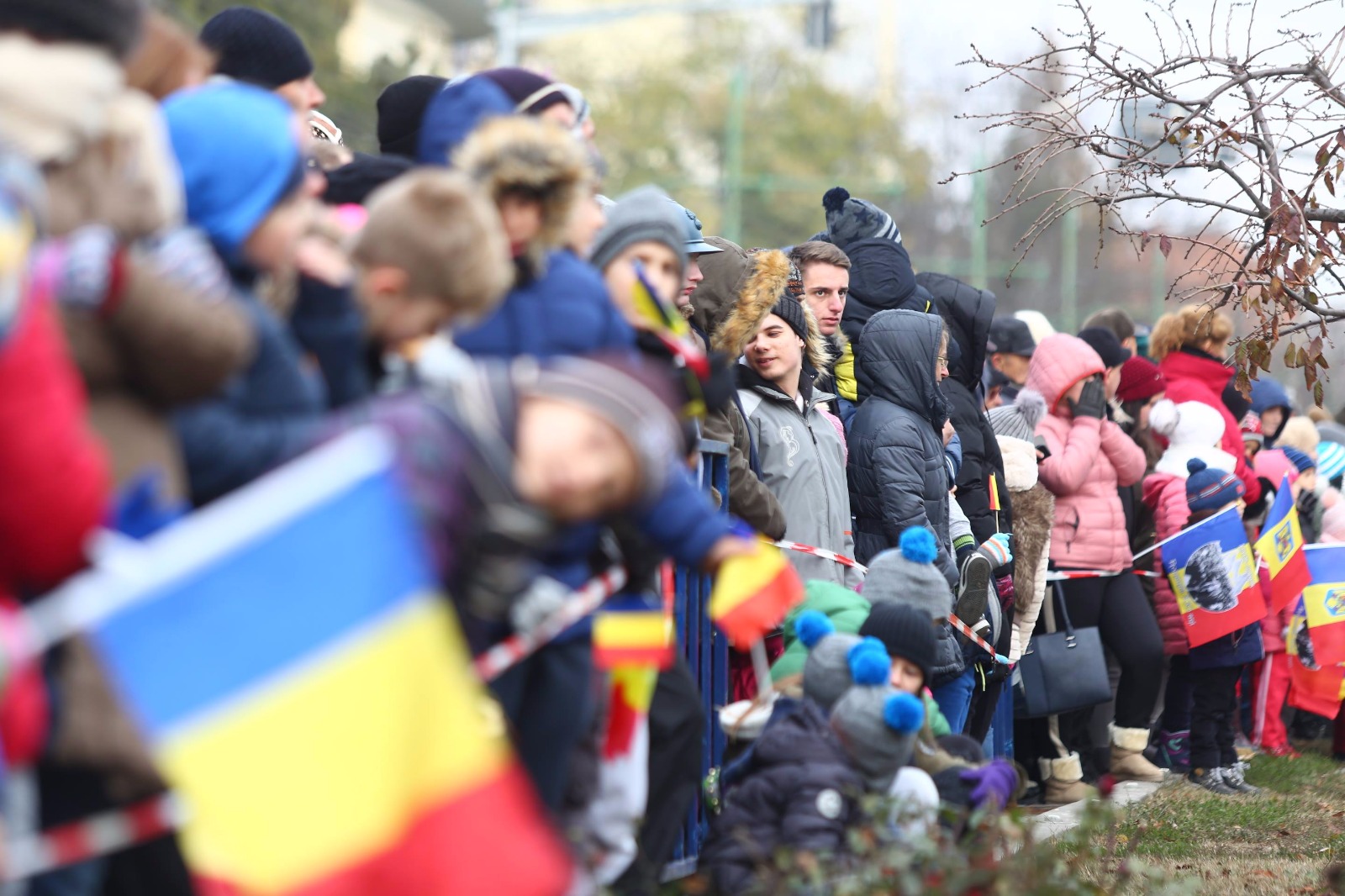 GALERIE FOTO/ Mii de timișoreni au înfruntat frigul să vadă parada militară. Și aici oamenii au huiduit discursul transmis de Viorica Dăncilă