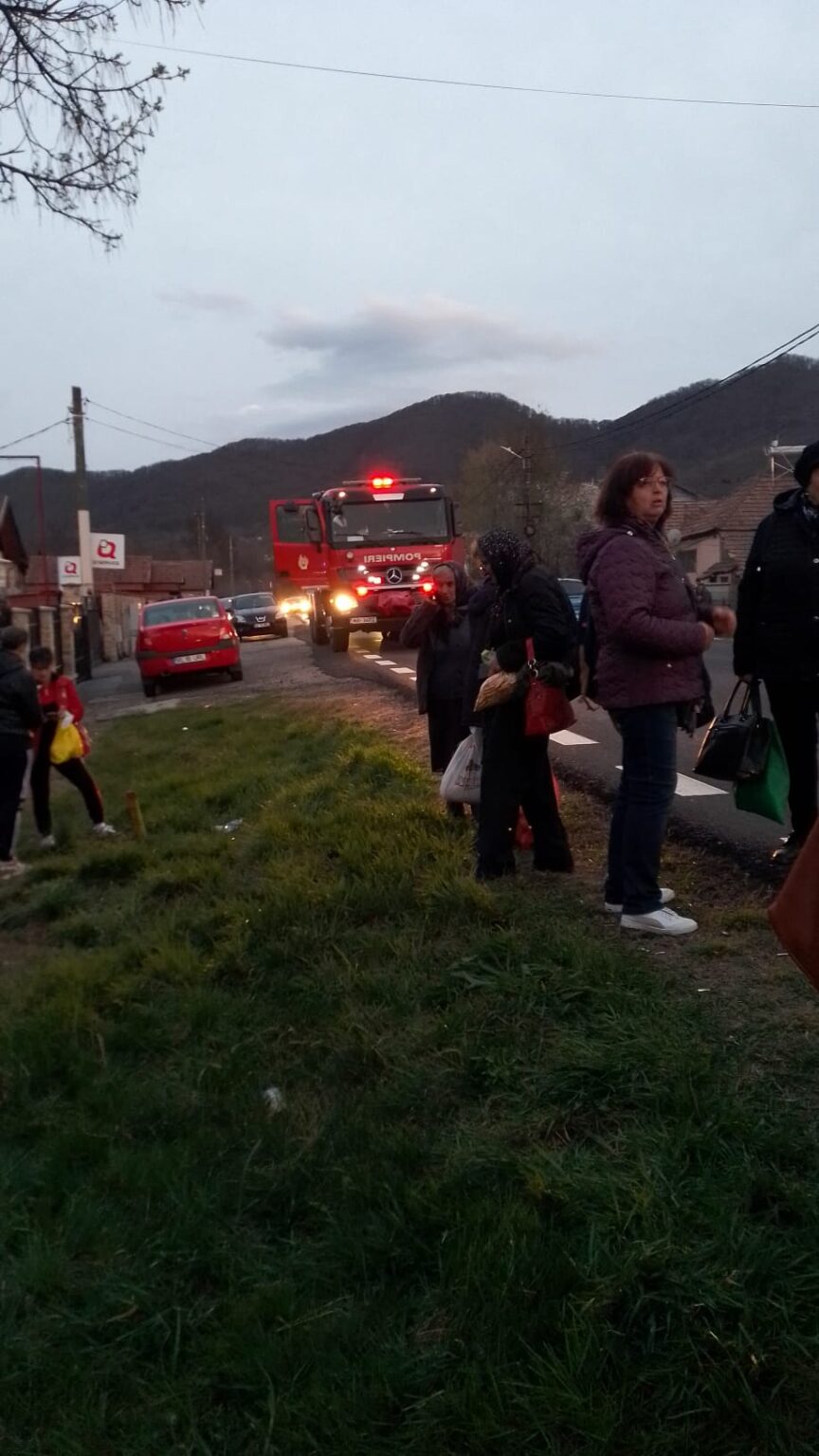 Microbuz cu 23 de pasageri la bord, răsturnat în stațiunea Călimănești, județul Vâlcea