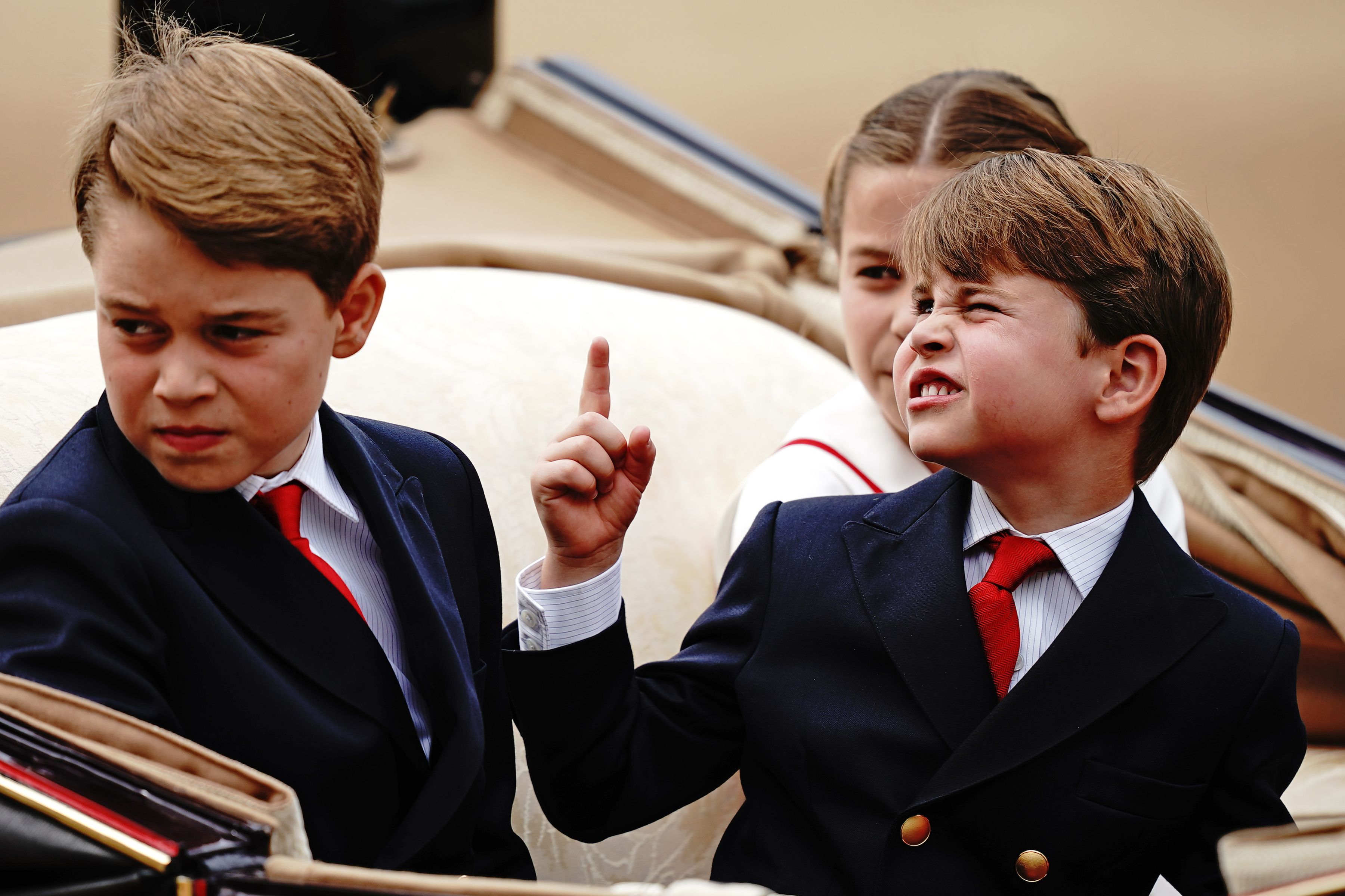 GALERIE FOTO. Prințul Louis a furat toată atenția la parada de ziua regelui Charles al III-lea. Gesturile sale simpatice au fost remarcate de toată lumea