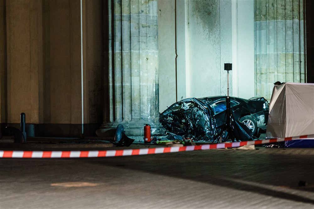 O maşină a intrat în Poarta Brandenburg din Berlin. Șoferul a murit