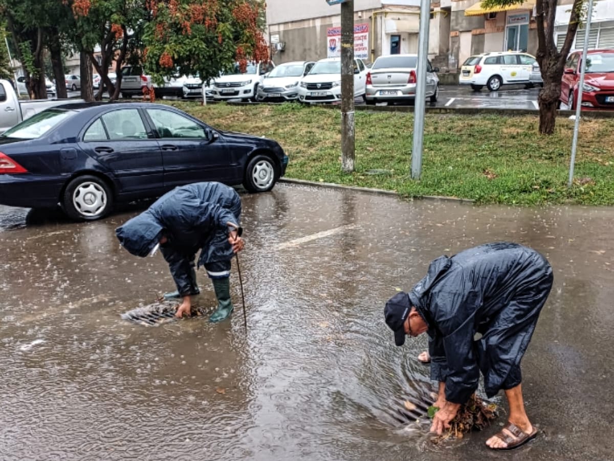 Urmările ploilor puternice de pe litoral. La Mangalia au căzut 200 l/mp. Maşini luate de apă, inundaţii în mai multe staţiuni: dezastru la Venus şi Vama Veche | FOTO