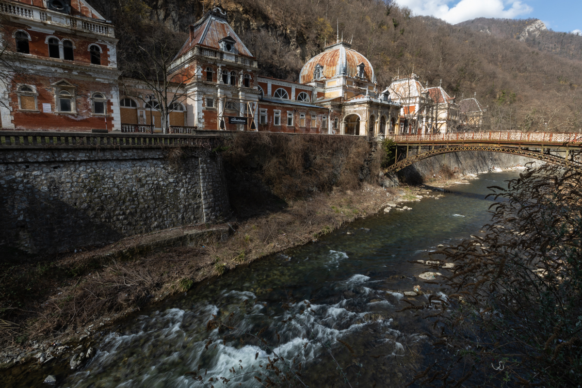 Cum au dispărut ornamentele din Baia Neptun de la Herculane, pe care un grup de tineri încearcă să o salveze. „Dacă te uiți prin oraș, o să le vezi montate pe case, pe balcoane”