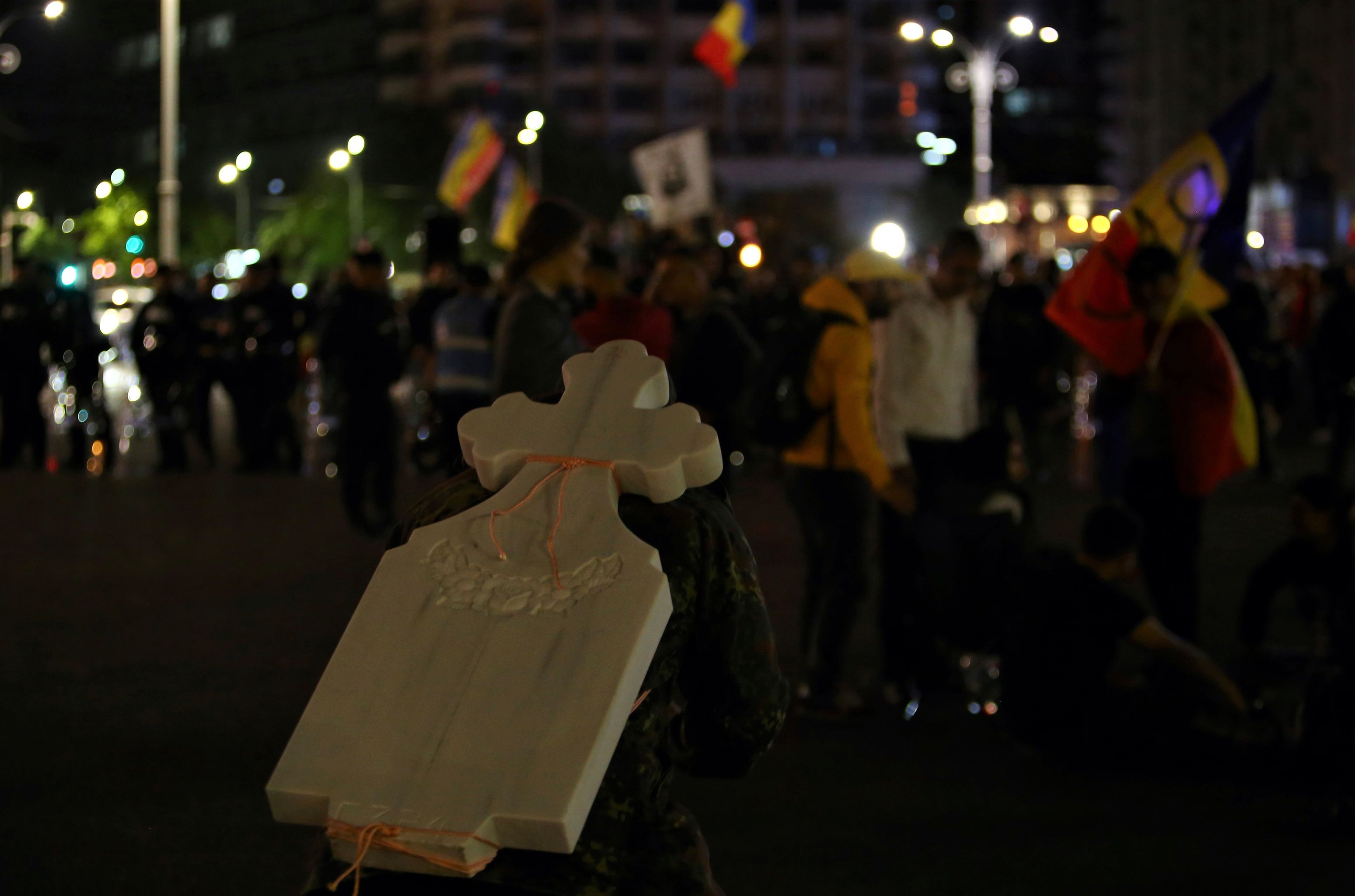 Scandal între taberele Simion și Șoșoacă, la protestul AUR. Manifestanții, despărțiți de jandarmi