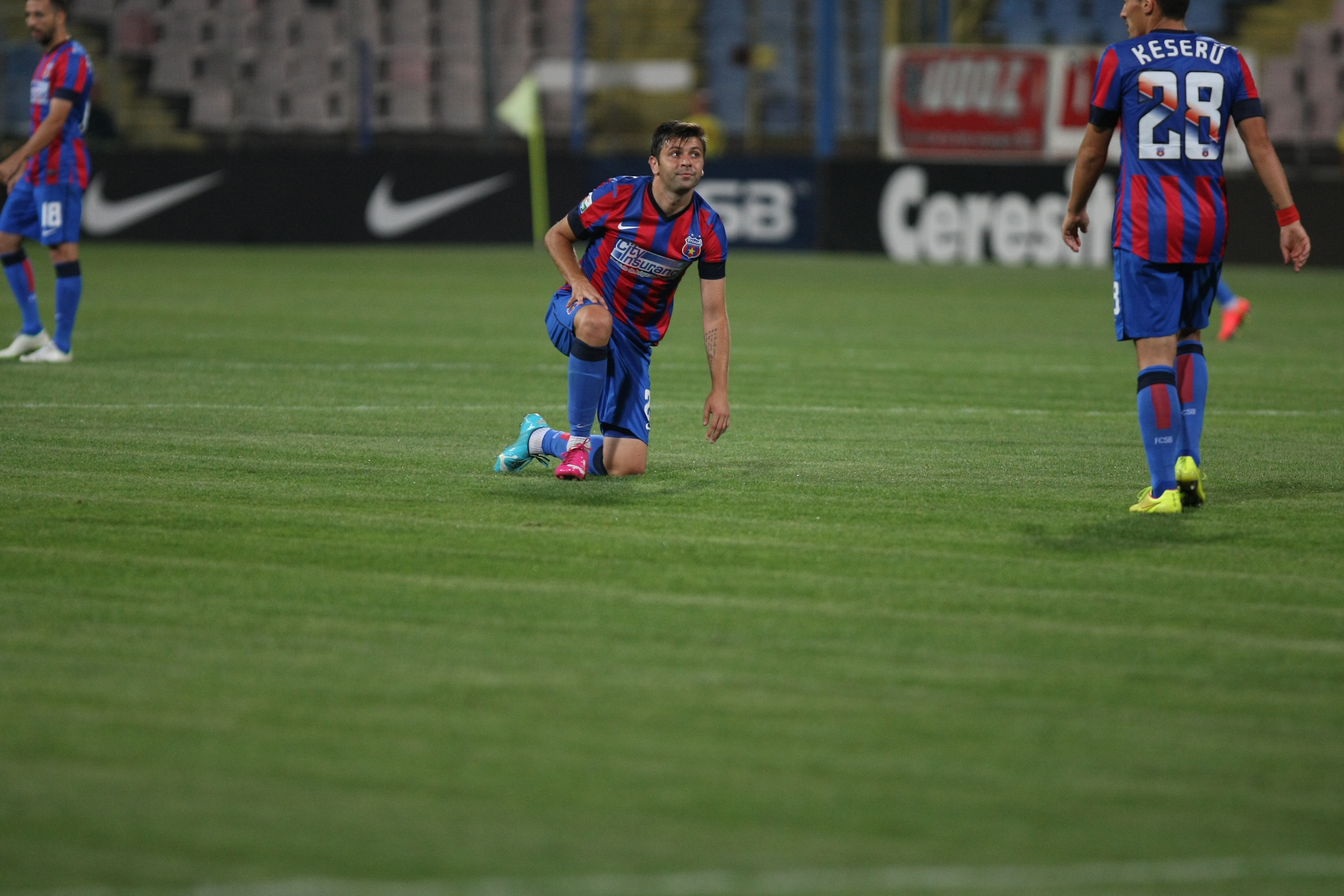 VIDEO & GALERIE FOTO/ Liga I: Steaua - Gaz Metan 3-1. ^ "Dublă" Keşeru. Sânmărtean a înscris  direct din corner. Steaua a urcat pe primul loc