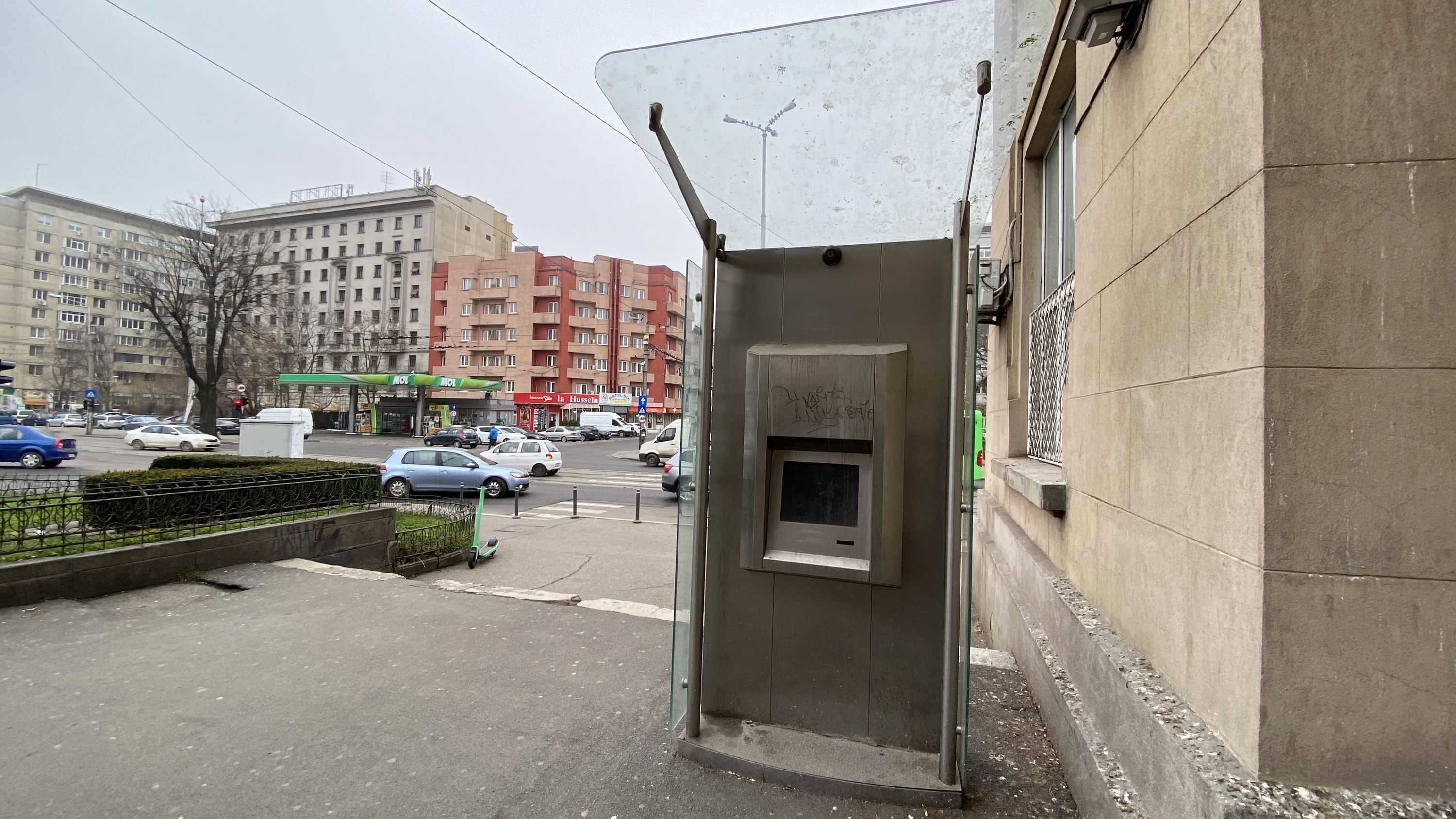 De 9 ani, chioșcurile informative de 400.000 de euro, care au funcționat doar câteva luni, zac vandalizate și inutile în centrul Bucureștiului