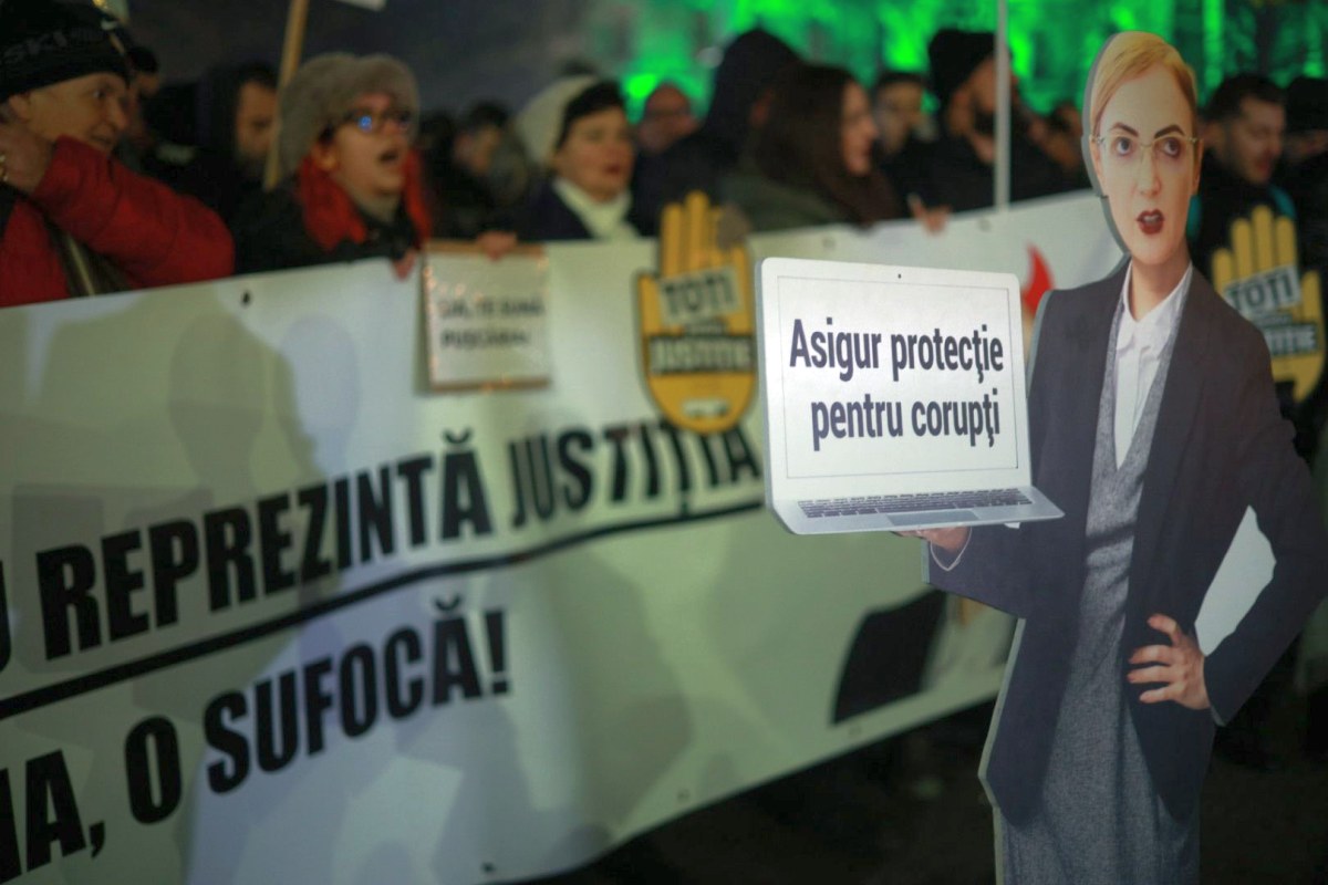 Nou protest în Piața Victoriei din București. Câteva mii de oameni au cerut demisia șefei Curții Supreme, Lia Savonea, pentru neregulile din justiție, în a patra zi consecutivă