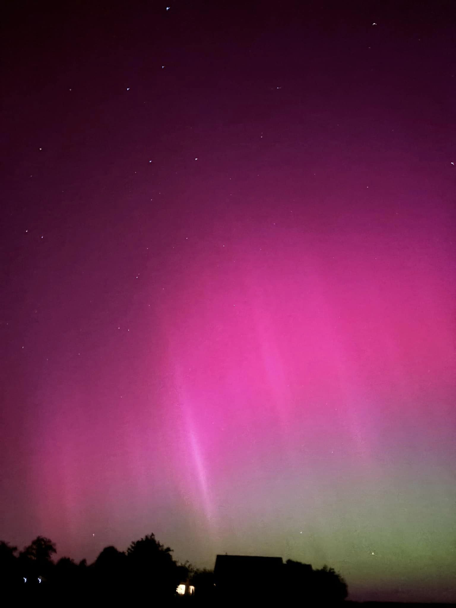 Aurora boreală a fost observată noaptea trecută din România „aşa cum nu s-a mai văzut de sute de ani”, spune astronomul Adrian Şonka