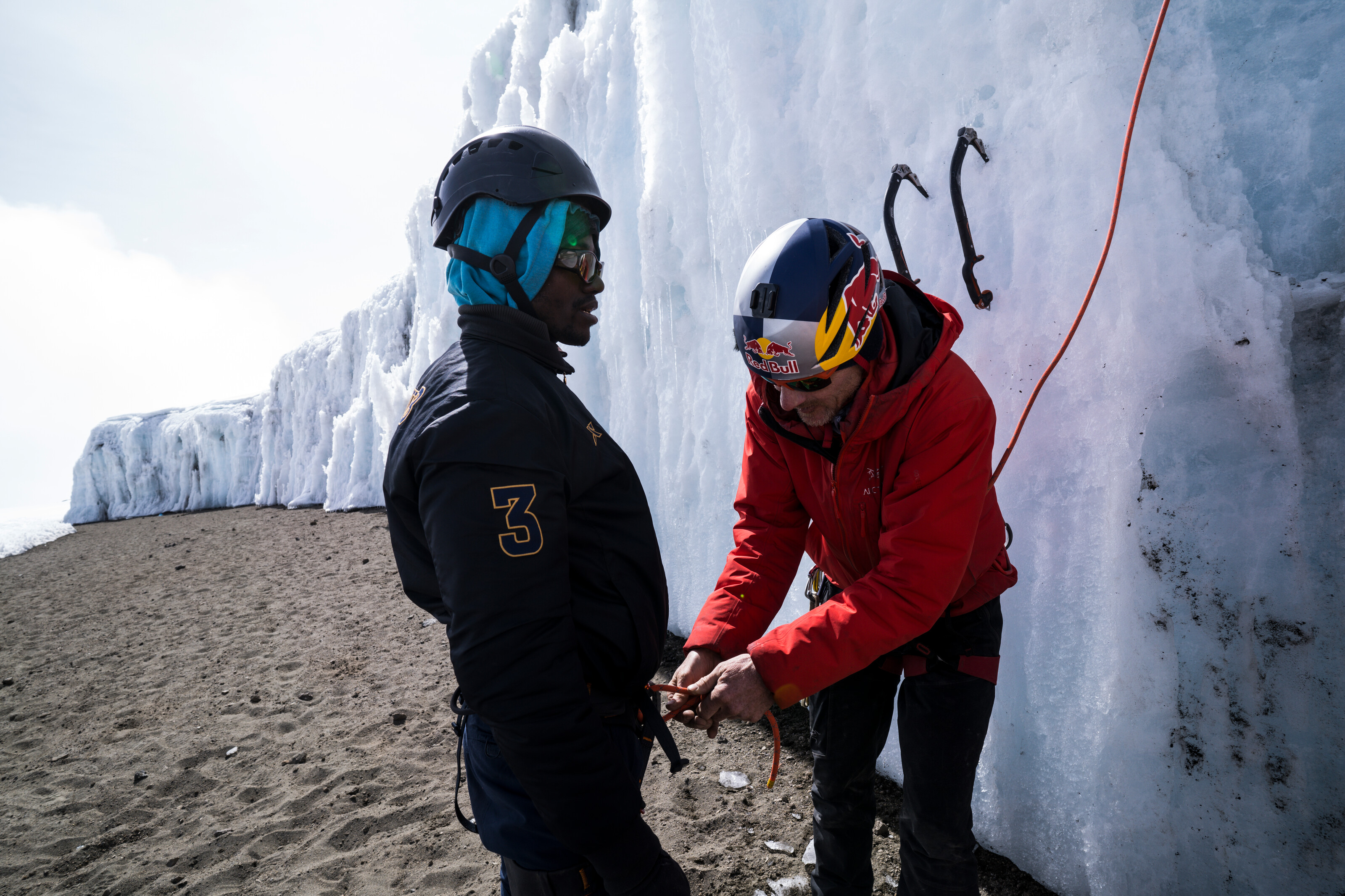 Alpinistul Will Gadd, ultimul om care urcă pe un celebru traseu montan, printre ghețarii care se topesc pe Kilimanjaro. Imagini spectaculoase