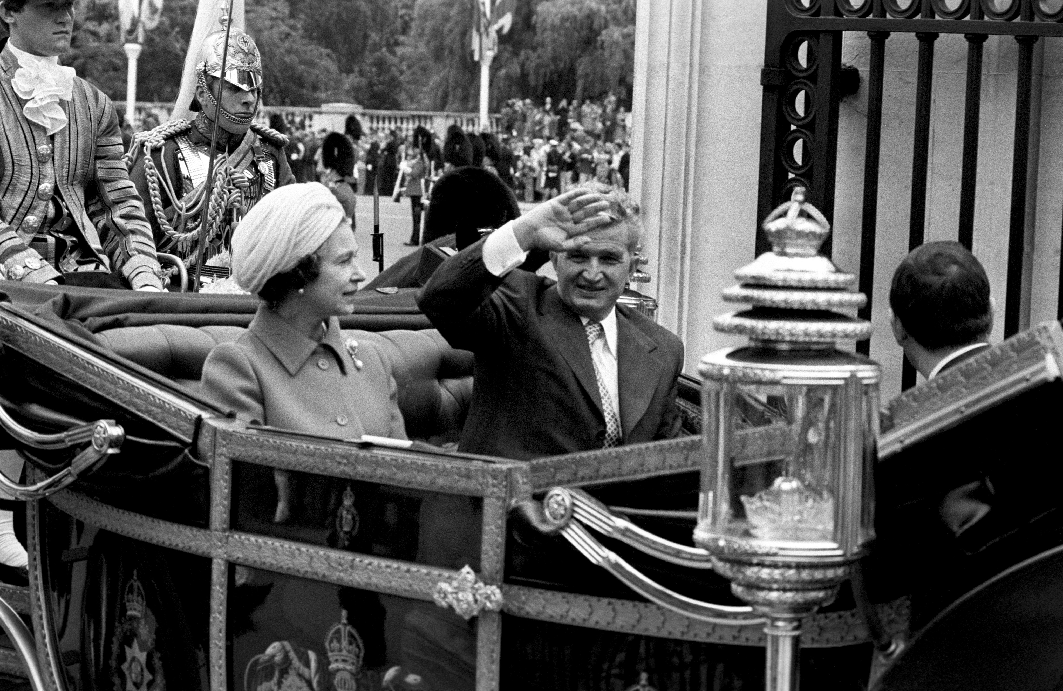 Regina Elisabeta a II-a. Mari întâlniri cu liderii lumii: de la Tito la Indira Gandhi, Papa Ioan Paul al II-lea, Gorbaciov sau Nicolae Ceaușescu
