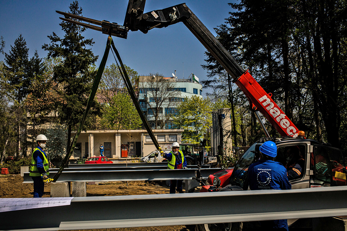 FOTOREPORTAJ | Cum construiește Asociația Dăruiește Viață un spital modular pentru bolnavii de COVID-19 în curte la Elias