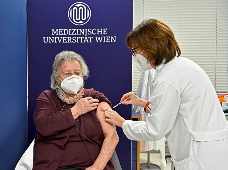 Demnitatea veteranilor români, care-și așteaptă rândul la vaccinare, după ce alte țări au început cu ei: „Nu mă grăbesc”
