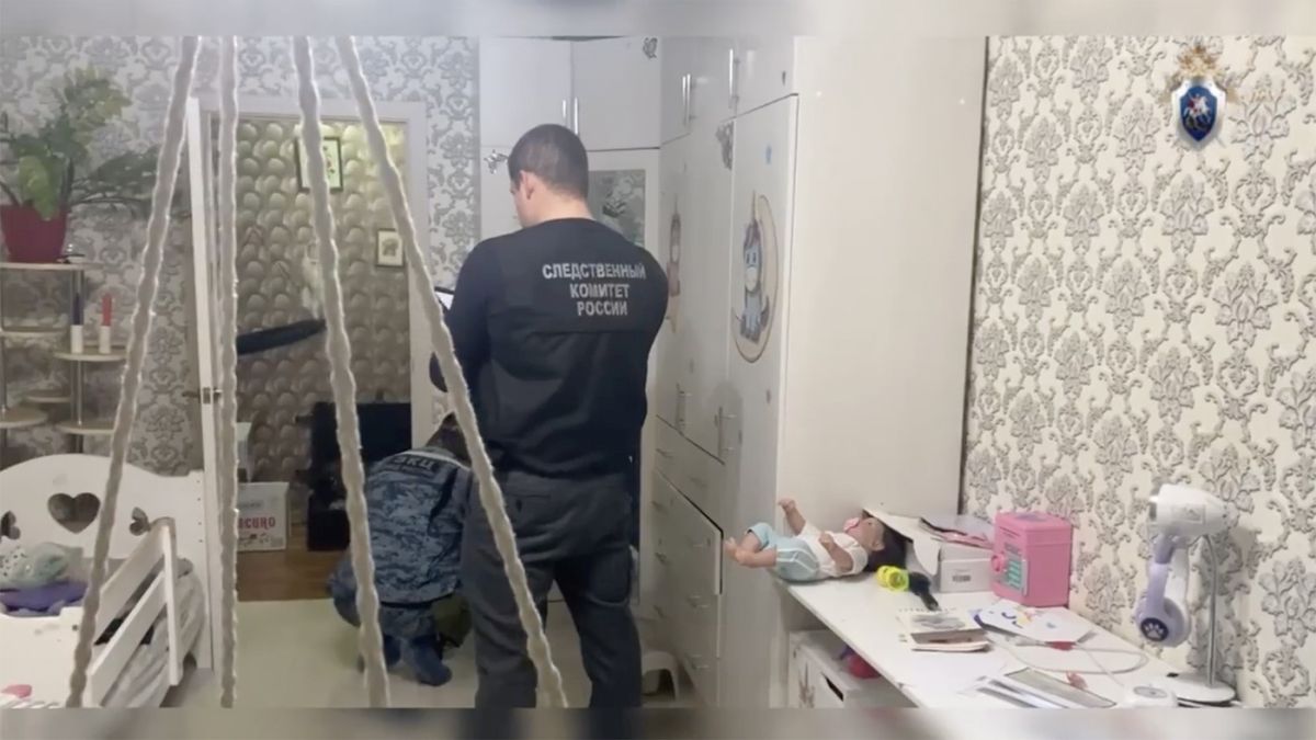 Cadavrele a două surori de 2 și 5 ani au fost găsite în balconul casei, sora lor de 13 ani le-ar fi ucis, într-un oraș din Rusia