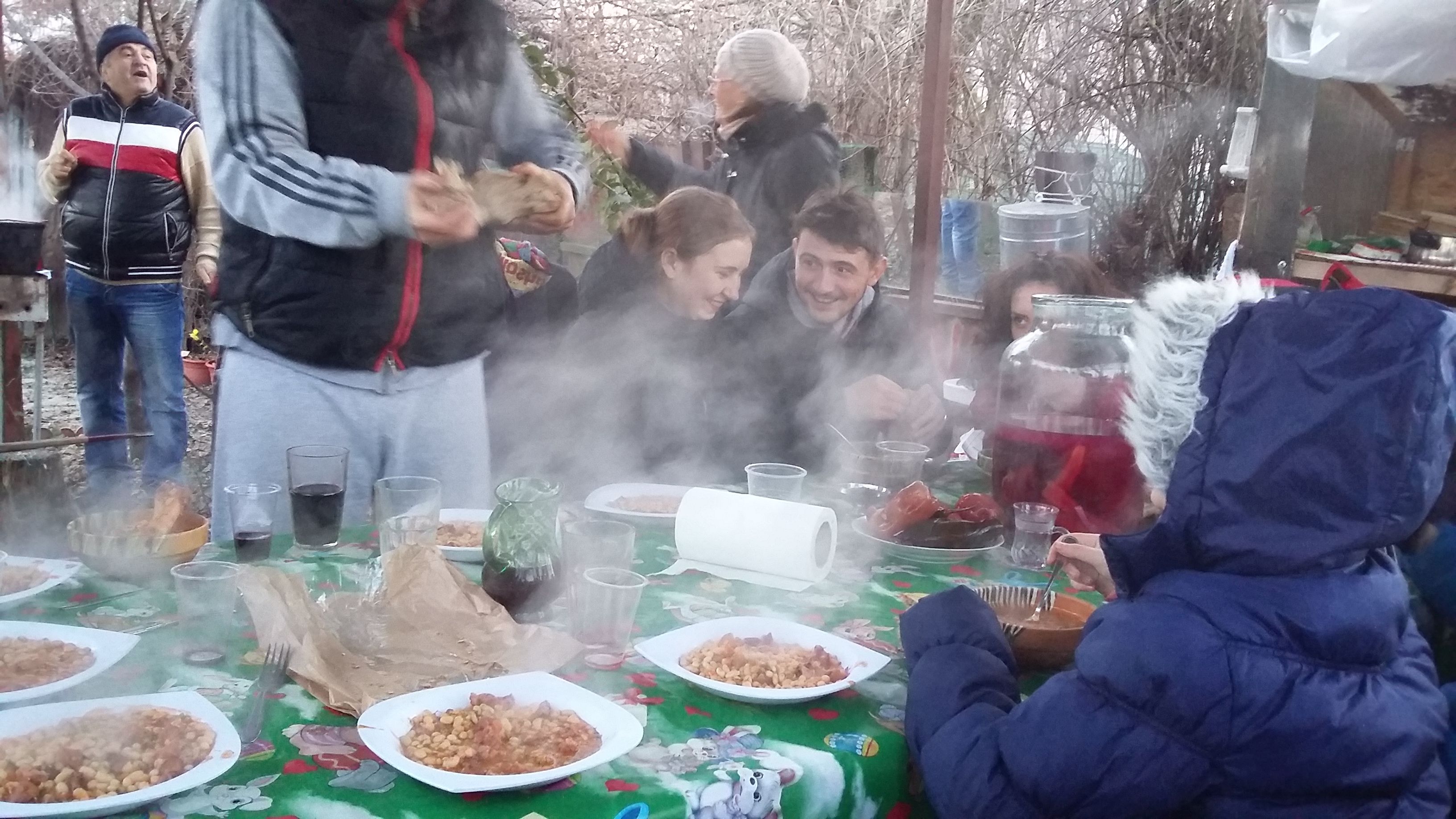 Ziua Națională, sărbătorită cu fasole cu ciolan, în spatele blocului GALERIE FOTO