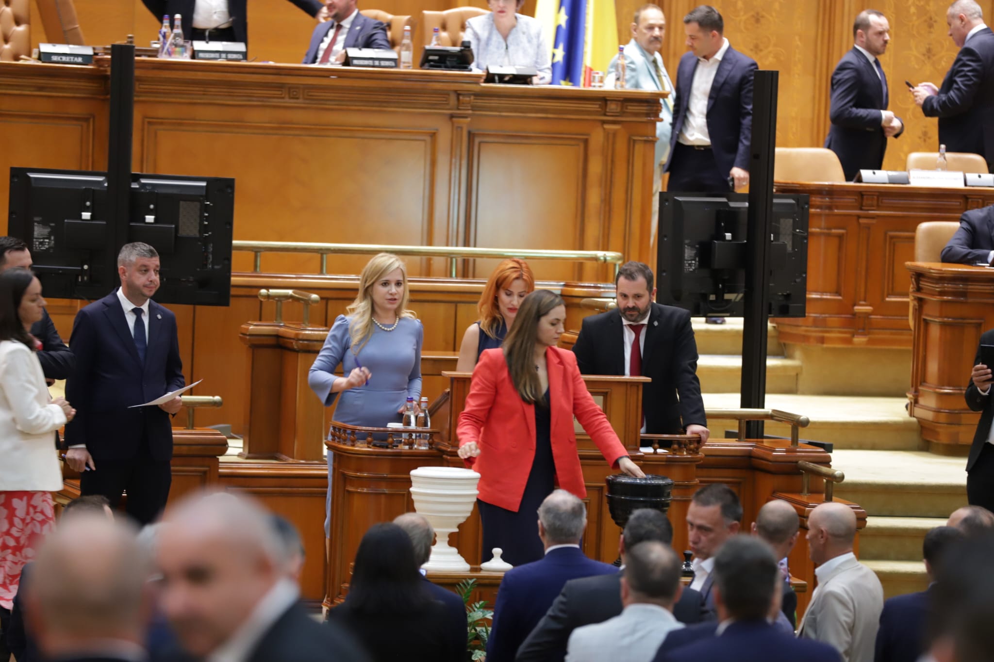 Cronica unei moțiuni de cenzură ratate: bancuri, plictiseală și clinciuri. Opoziția a bifat cel mai umilitor vot din ultimii 16 ani
