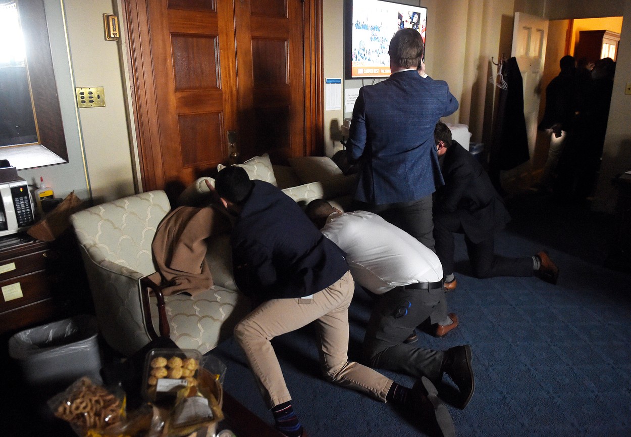 Noi imagini cu scenele incredibile din SUA. Cum au reacționat aleșii când protestatarii au dat buzna în clădirea Capitoliului