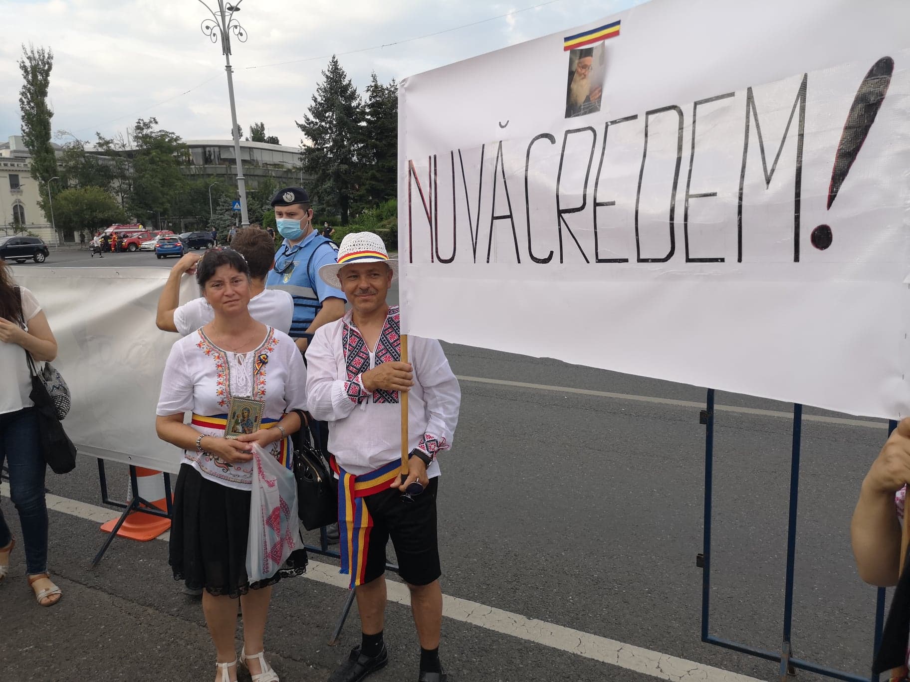 Miting împotriva legii carantinării și izolării, în fața Guvernului. ”Cred în Dumnezeu, nu în Covrig-19”. Raed Arafat, mesaj pentru protestari: ”Îi așteptăm la spital”