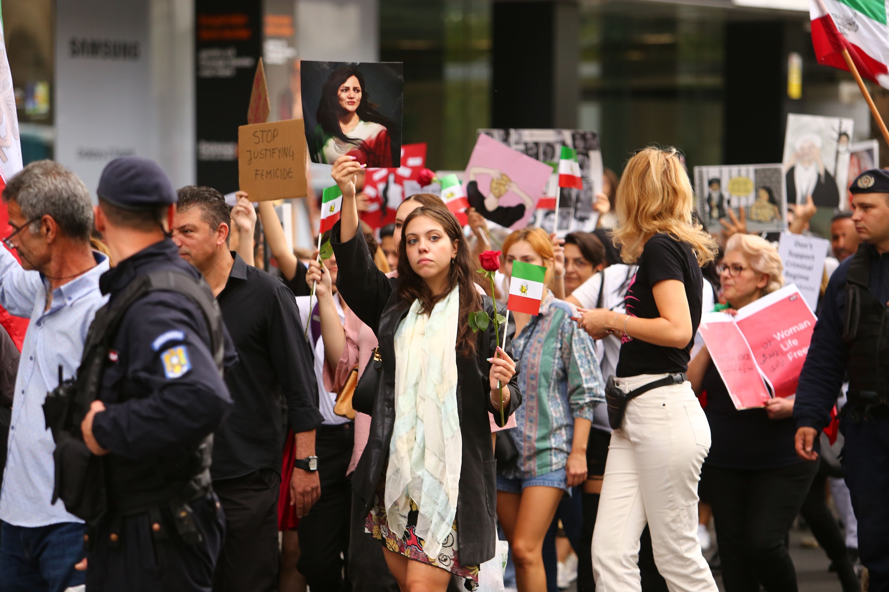 Protest de solidaritate cu femeile din Iran, în Bucureşti: „Mahsa Amini, moartea ta nu trebuie uitată!"