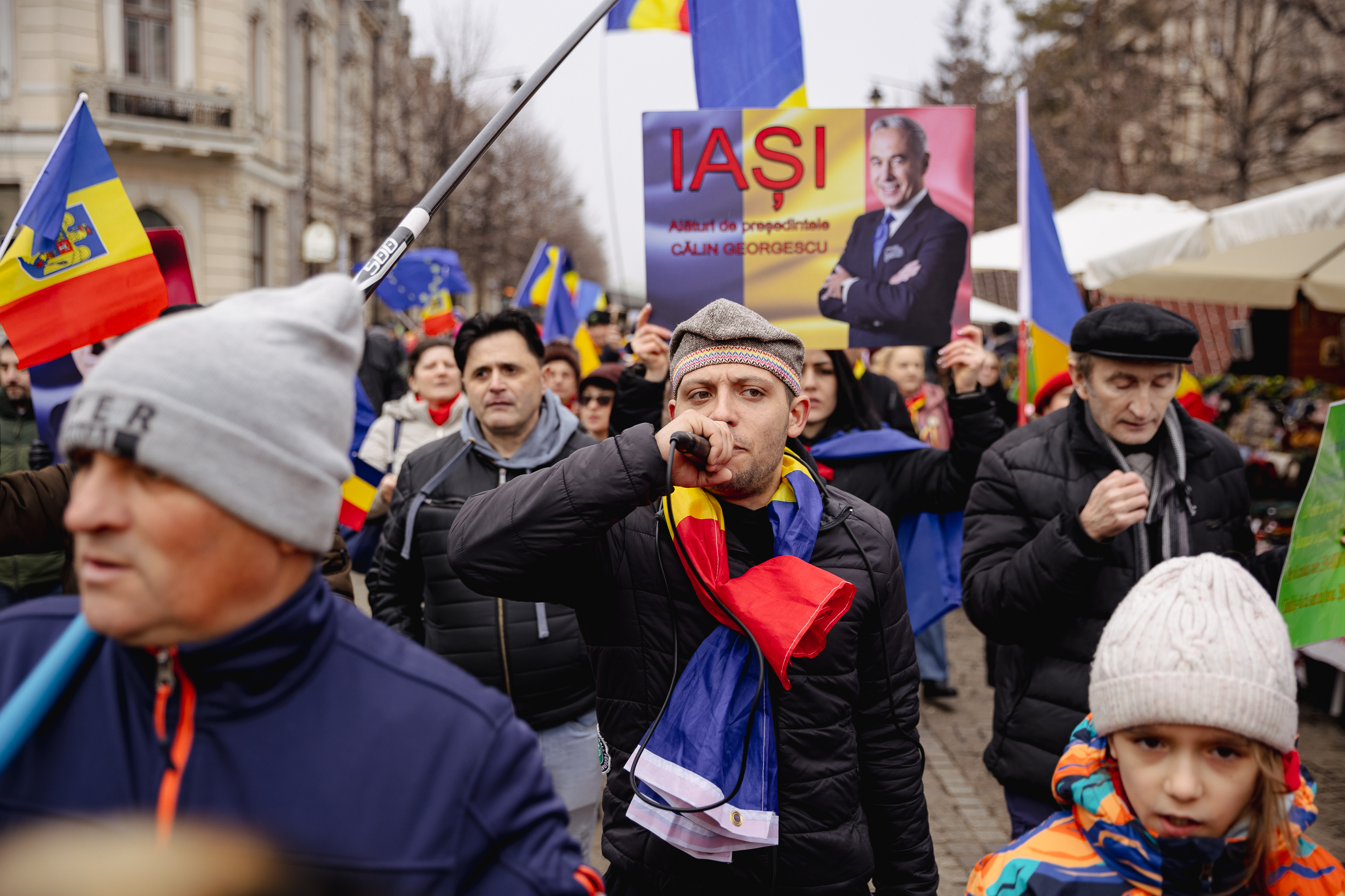 Ziua Unirii în imagini la Iași: câteva mii de oameni s-au bucurat de „sârba moldovenilor” și au fluierat puținii politicieni prezenți | Fotoreportaj