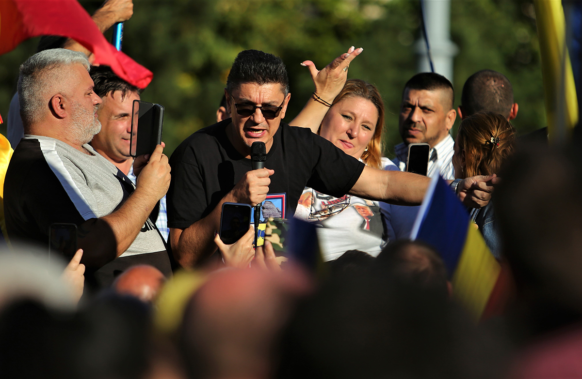 George Simion și Diana Șoșoacă s-au certat pe protestul din Piața Victoriei. Senatoarea a virat de la „Bine ați venit, fraților!”, la „Trădătorule, ți-ai bătut joc de AUR!”