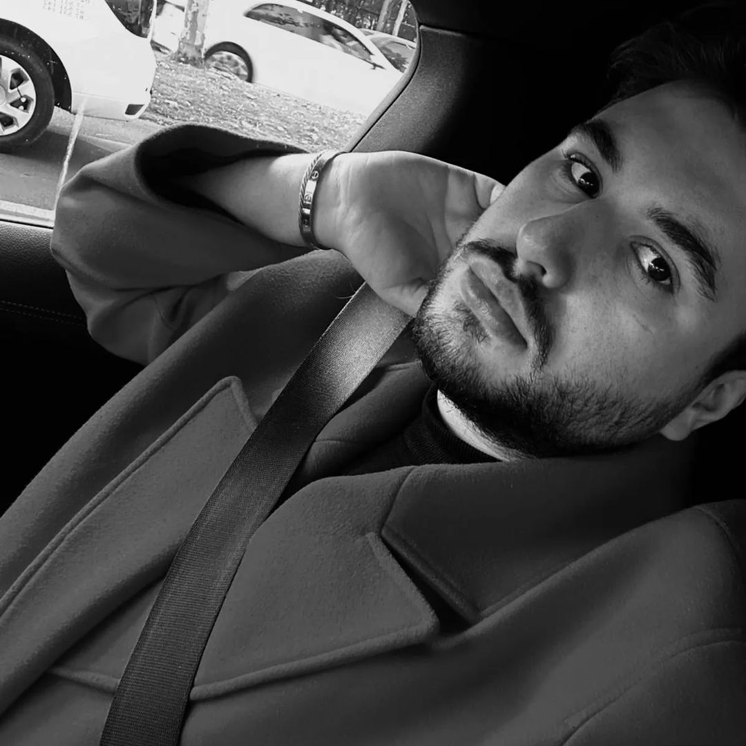 El poartă sacouri de 5 lei, ea se îmbracă în mii de euro. Cum au fost surprinși în club Vladimir Tătaru, fost concurent „Românii au talent”, și iubita lui