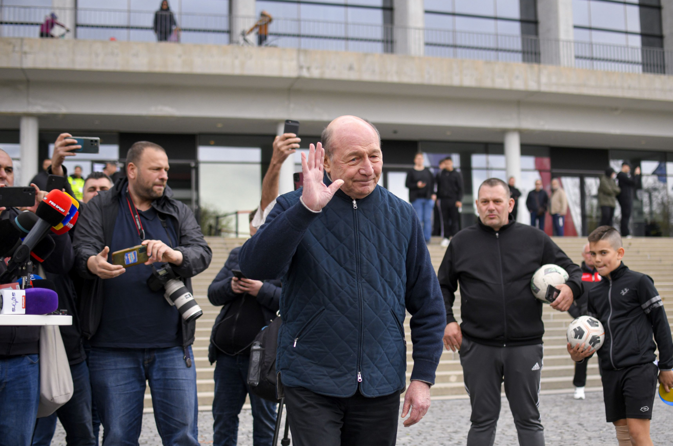 Mesajul dintr-un singur cuvânt scris de Traian Băsescu pe coroana depusă la catafalcul lui Mircea Lucescu