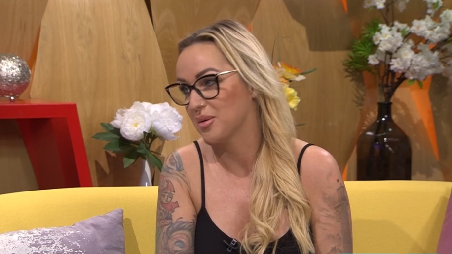 Rátámadt egy idős hölgy a metrón az Éjjel-Nappal Budapest sztárjára – videó