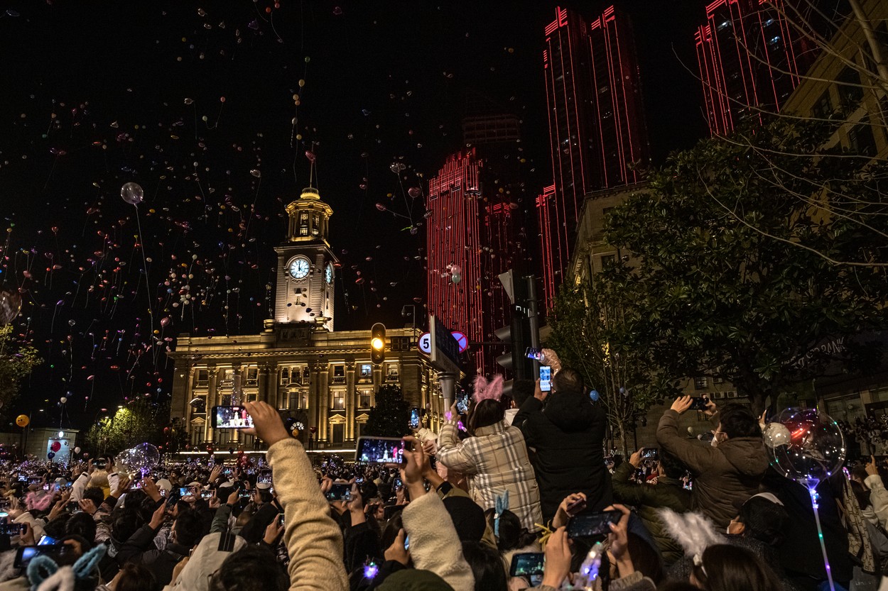 Locuitorii din Wuhan au celebrat Revelionul 2021 în stradă, în Hong Kong a fost anulat tradiționalul foc de artificii
