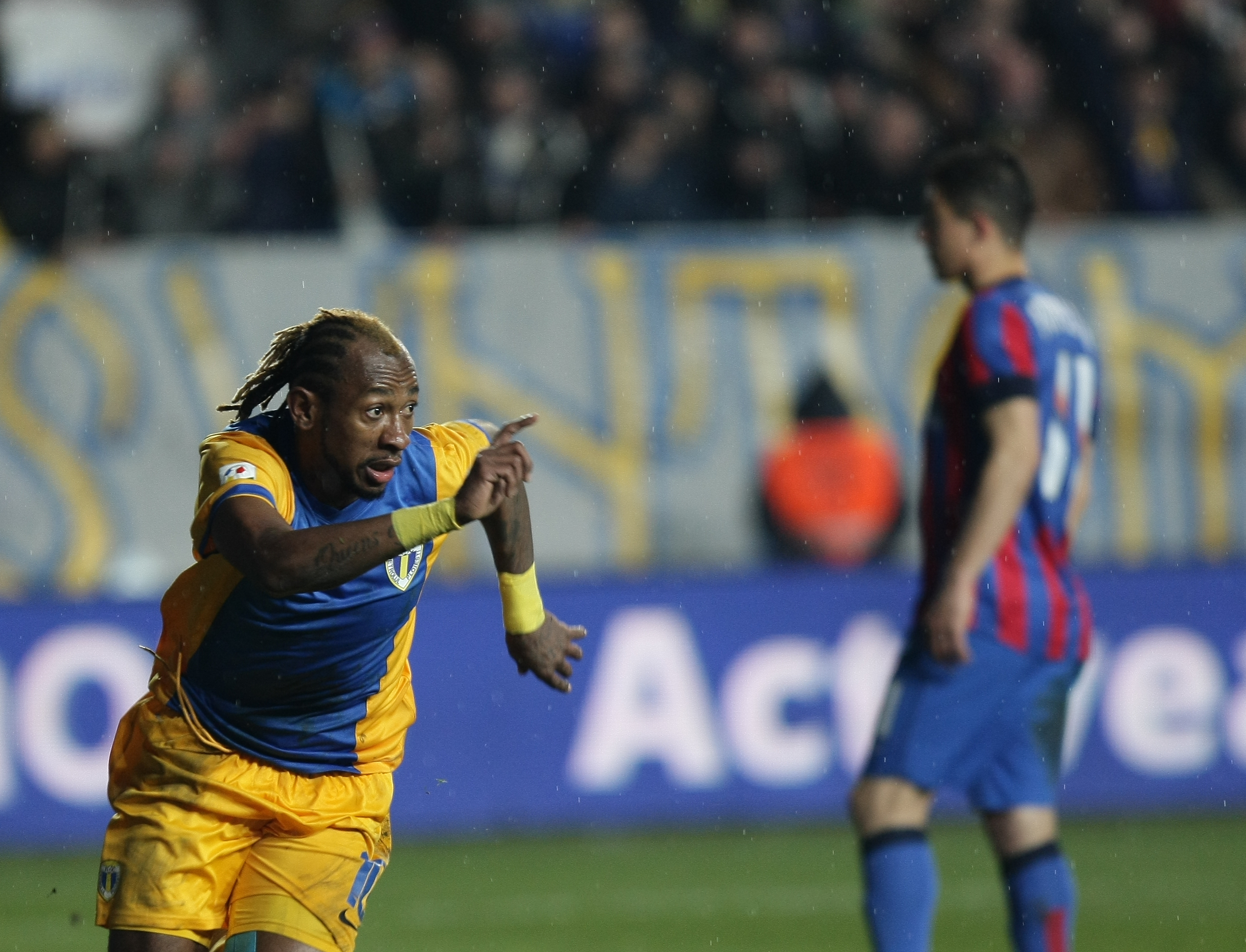 Cupa României, semifinale: PETROLUL - STEAUA 1-1. Arbitru ComănesKO / VIDEO