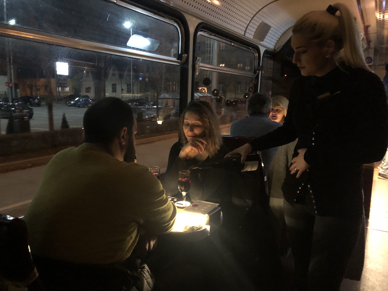 VIDEO&FOTO/ O altfel de plimbare, de Dragobete. Cina în tramvai prin Timișoara, ca-n Milano sau Bruxelles
