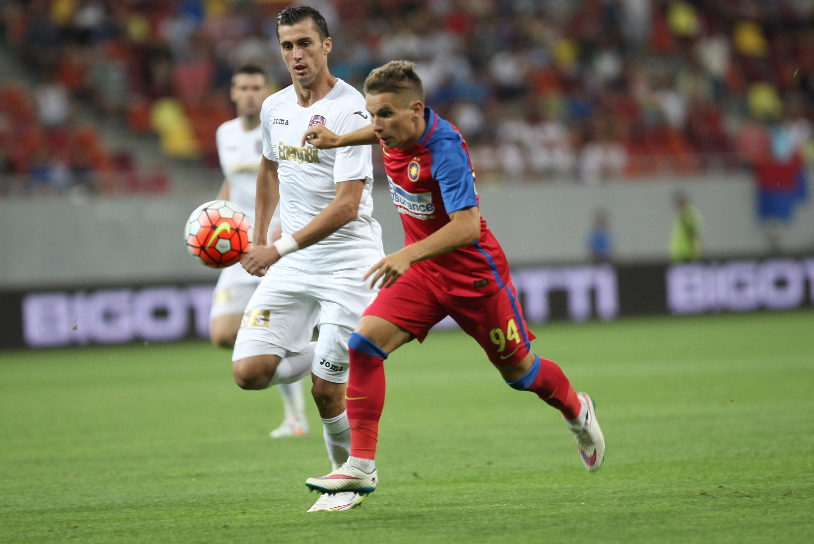 LIGA I: Steaua - CFR Cluj 1-1. Transversală Vitor Bruno! A egalat Tudorie! Roș-albaștrii au avut și ei o bară, în start, apoi a marcat Tiago. Echipa lui Rădoi se chinuie, Partizan Belgrad se distrează în Serbia! Patronul a făcut baie de mulțime/ GALERIE FOTO